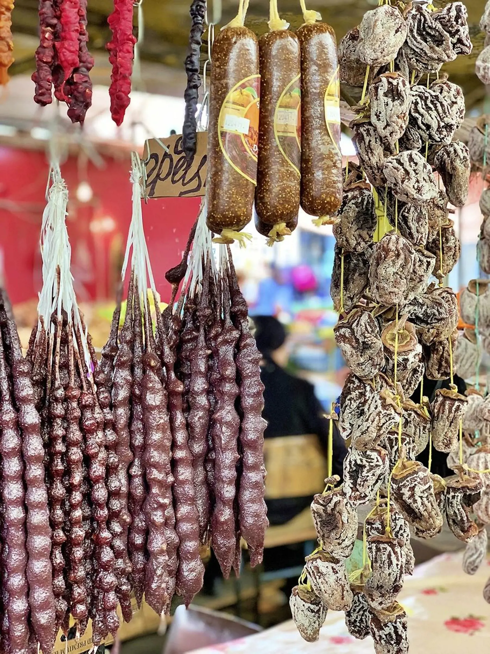 Postaršie ženy nezaháľajú ani v mestskej tržnici.