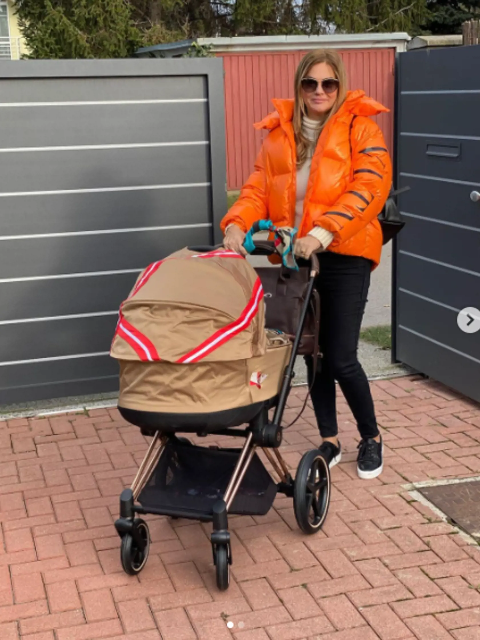 Monika Beňová ukázala kočík a krásny výrazný outfit.