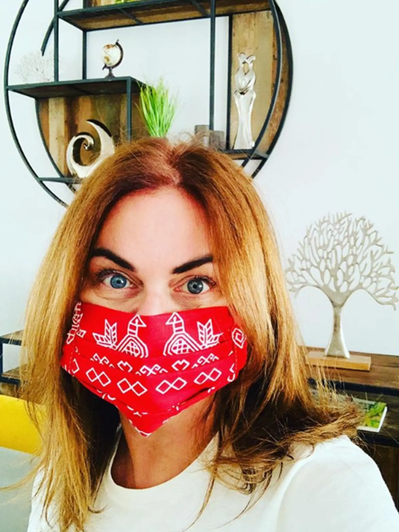 Politička Monika Beňová nosí aj takéto rúško so vzorom.