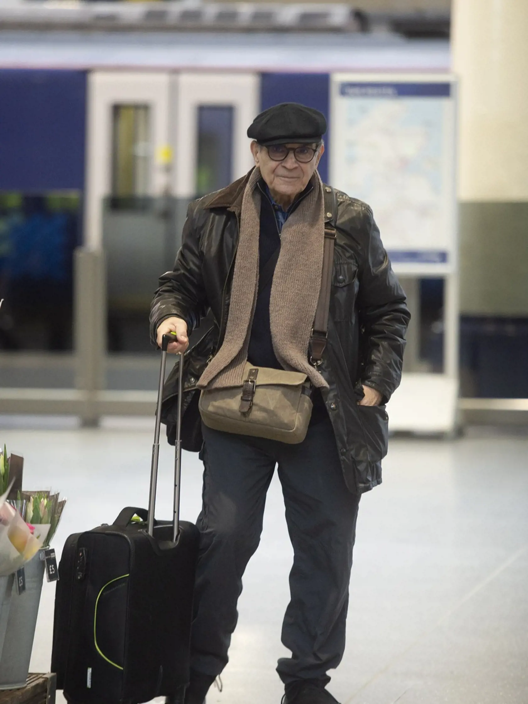 Herec David Suchet dnes: Takto ho nafotili paparazzi na železničnej stanici v Škótsku