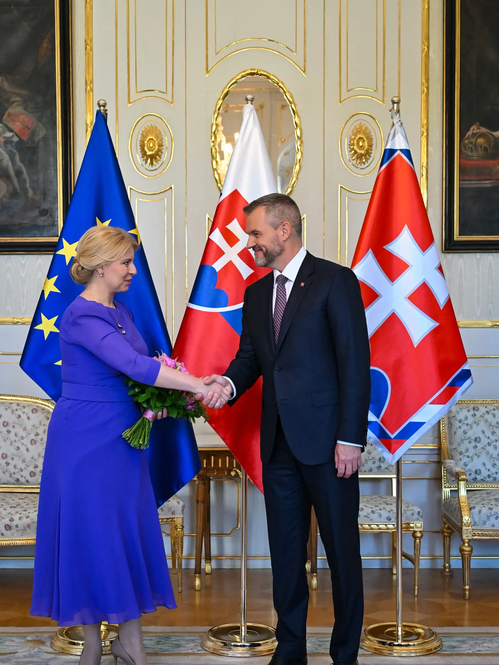 Na snímke nový prezident SR Peter Pellegrini a jeho predchodkyňa Zuzana Čaputová počas symbolického odovzdania Prezidentského paláca 15. júna 2024 v Bratislave.
