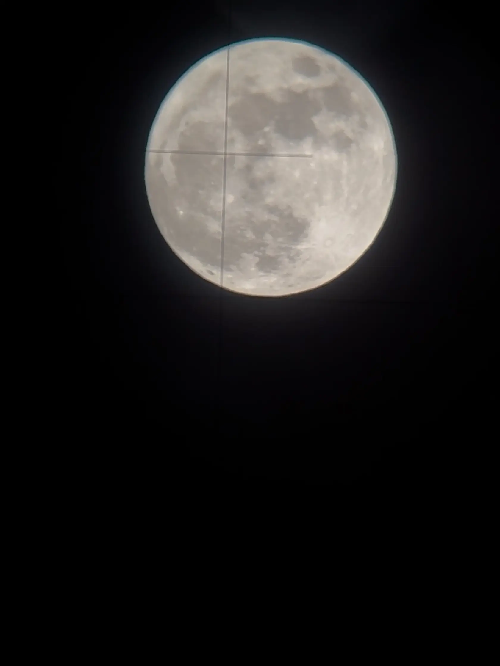 Noc zo soboty na nedeľu priniesla fanúšikom astronómie mimoriadny zážitok! Na oblohe sa totiž objavil ružový spln, ktorý sa vzácne spojil s tzv. apogeom – momentom, keď je Mesiac najďalej od Zeme.
