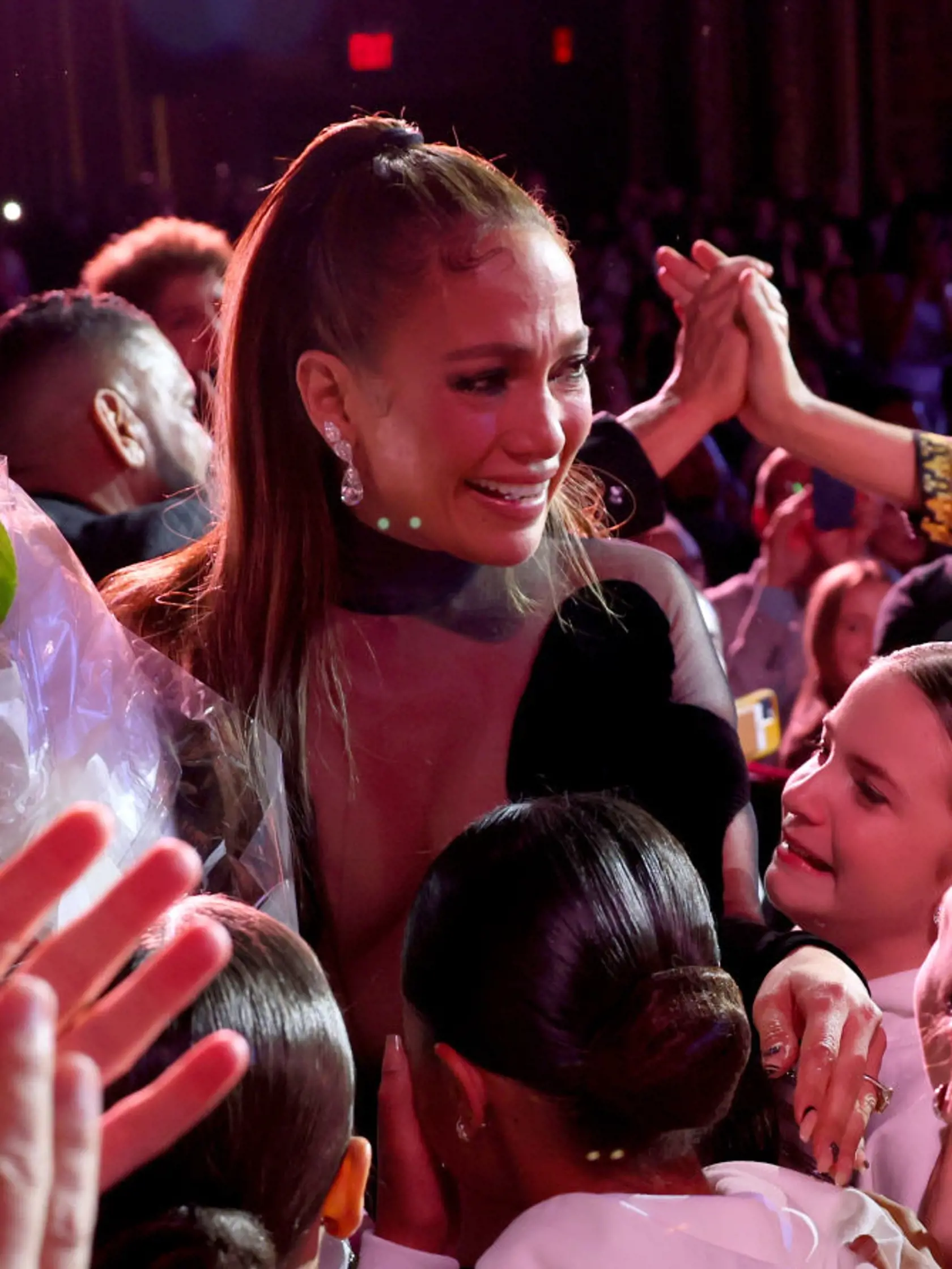 Jennifer Lopez dráždila na premiére dokumentu Halftime  v čiernych šatách.
