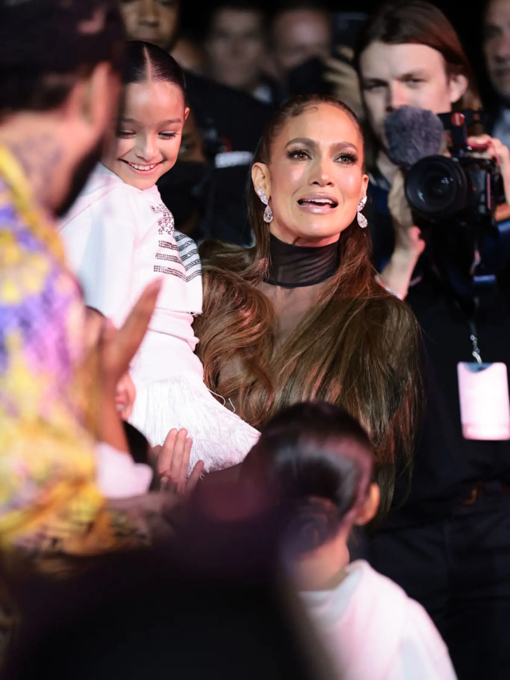 Jennifer Lopez dráždila na premiére dokumentu Halftime  v čiernych šatách.