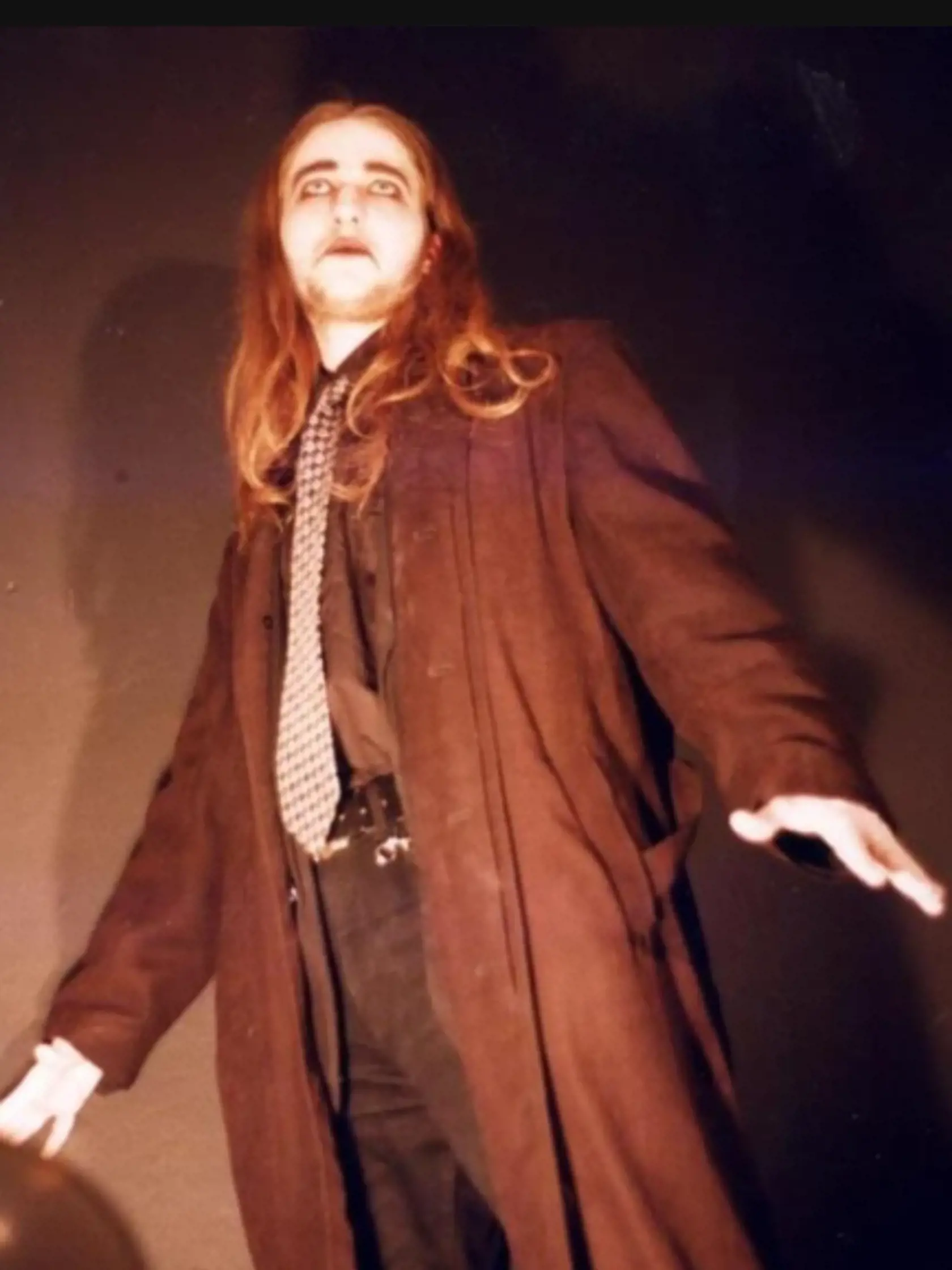 Skupina vznikla, keď bol na strednej škole. „Mal som asi sedemnásť rokov. Hrali sme blackmetal. Ten bol vtedy v zahraničí populárny, no u nás prakticky neexistoval,“ spomína mladý poslanec. Ide o tvrdú muziku s ťažko zrozumiteľnými textami, ktoré spevák takpovediac vrčí do mikrofónu.