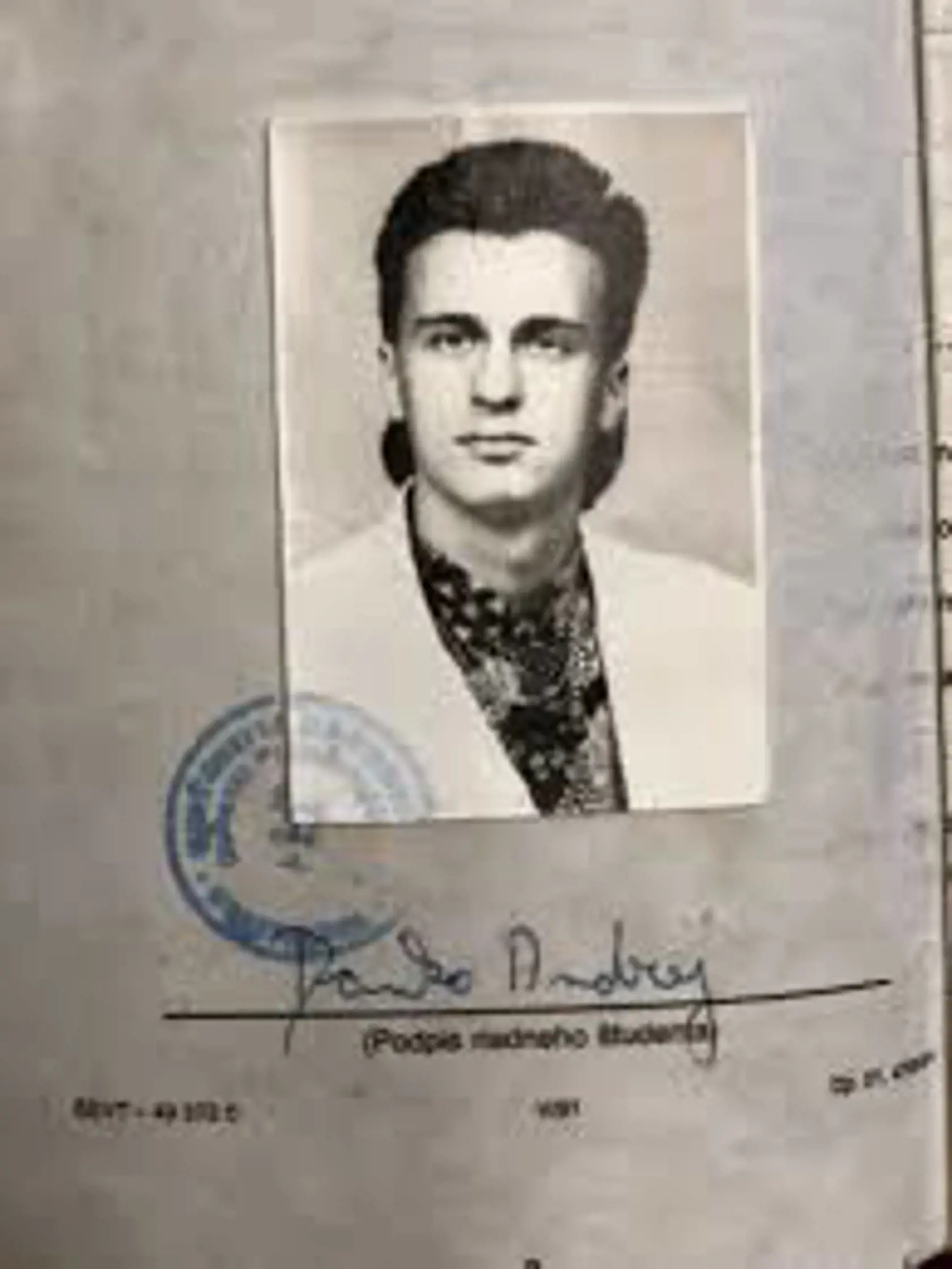Pred niekoľkými rokmi sa svojou fotkou pochválil aj predseda SNS Andrej Danko. "Každý podpis v mojom indexe mi pripomína školské časy, na ktoré rád spomínam, aj vďaka mojim učiteľom. Na 3 od poslanca Petra Kresáka, však dobré spomienky nemám. Na druhej strane, 1 od bývalej ministerky spravodlivosti Lucii Žitňanskej potešila," poďakoval sa takouto formou a ocenil celoživotnú prácu učiteľov.