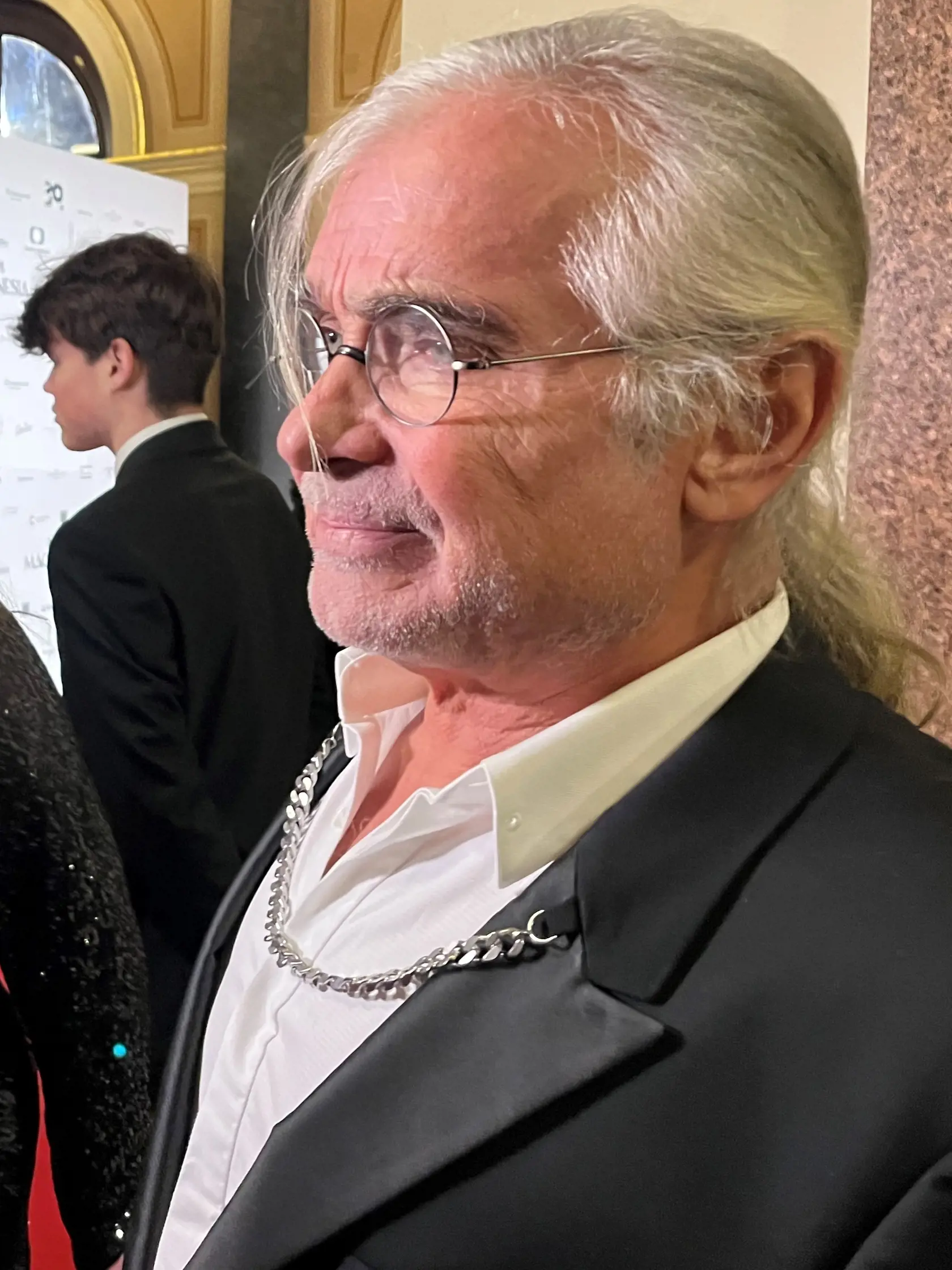 Oldřich Kaiser nosí dlhšie vlasy.