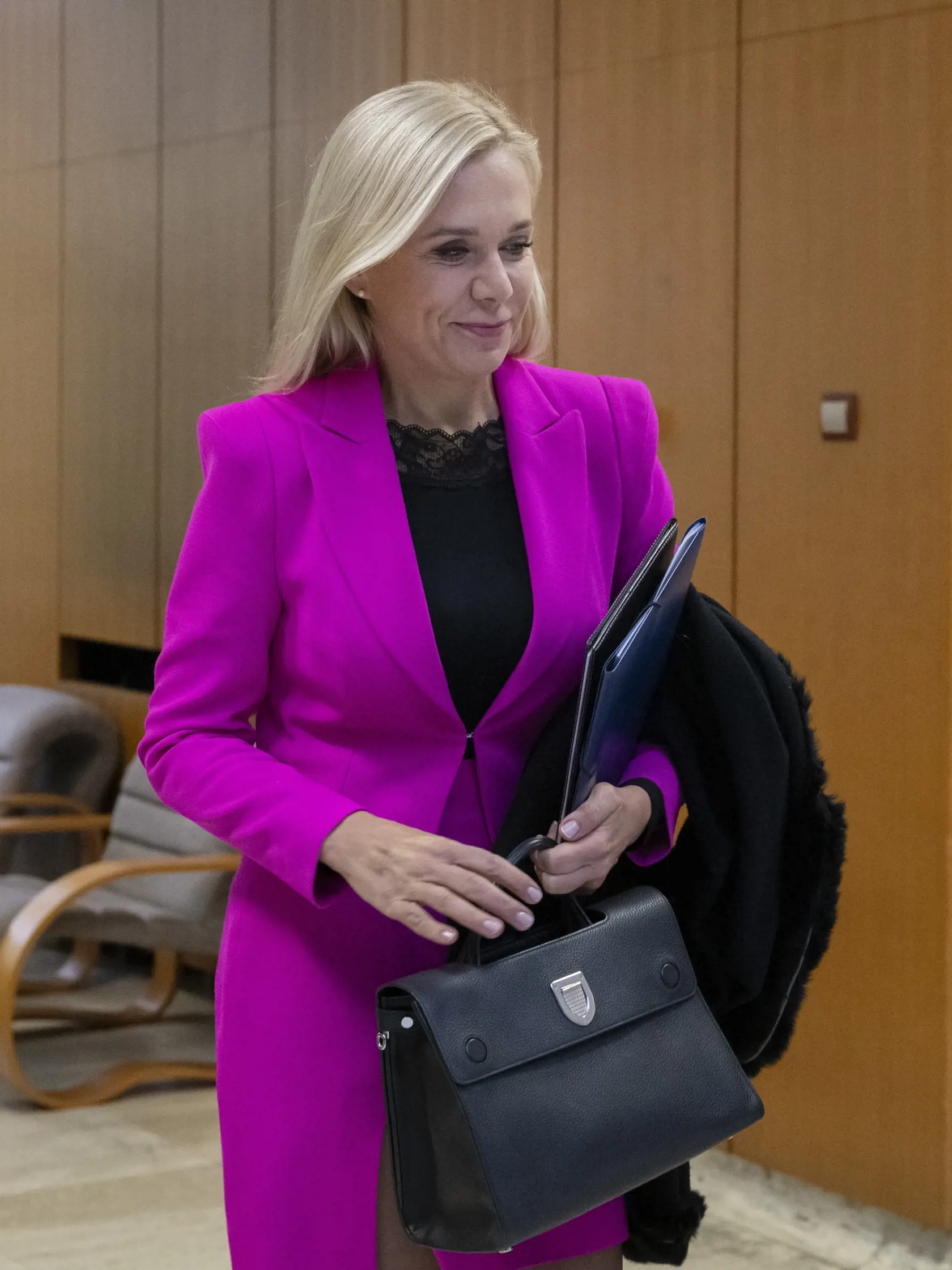na snímke ministerka hospodárstva SR Denisa Saková (Hlas-SD) prichádza na 2. rokovanie vlády SR 2. novembra 2023 v Bratislave. FOTO TASR - Martin Baumann