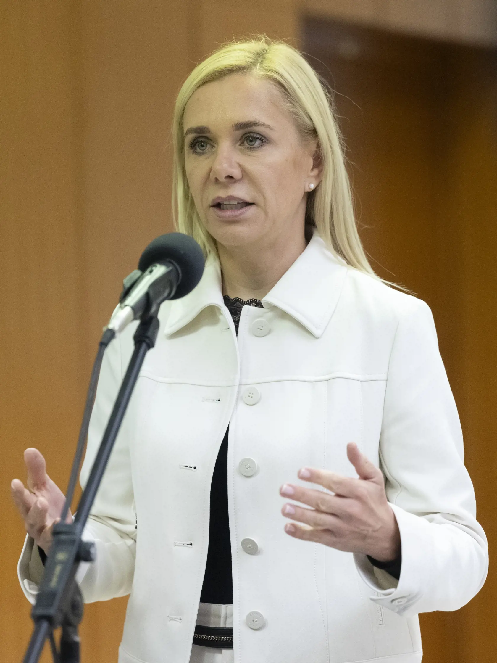 Na snímke ministerka hospodárstva SR Denisa Saková (Hlas-SD) počas brífingu  po rokovaní 8. schôdze vlády SR v stredu 6. decembra 2023 v Bratislave. FOTO TASR - Martin Baumann
