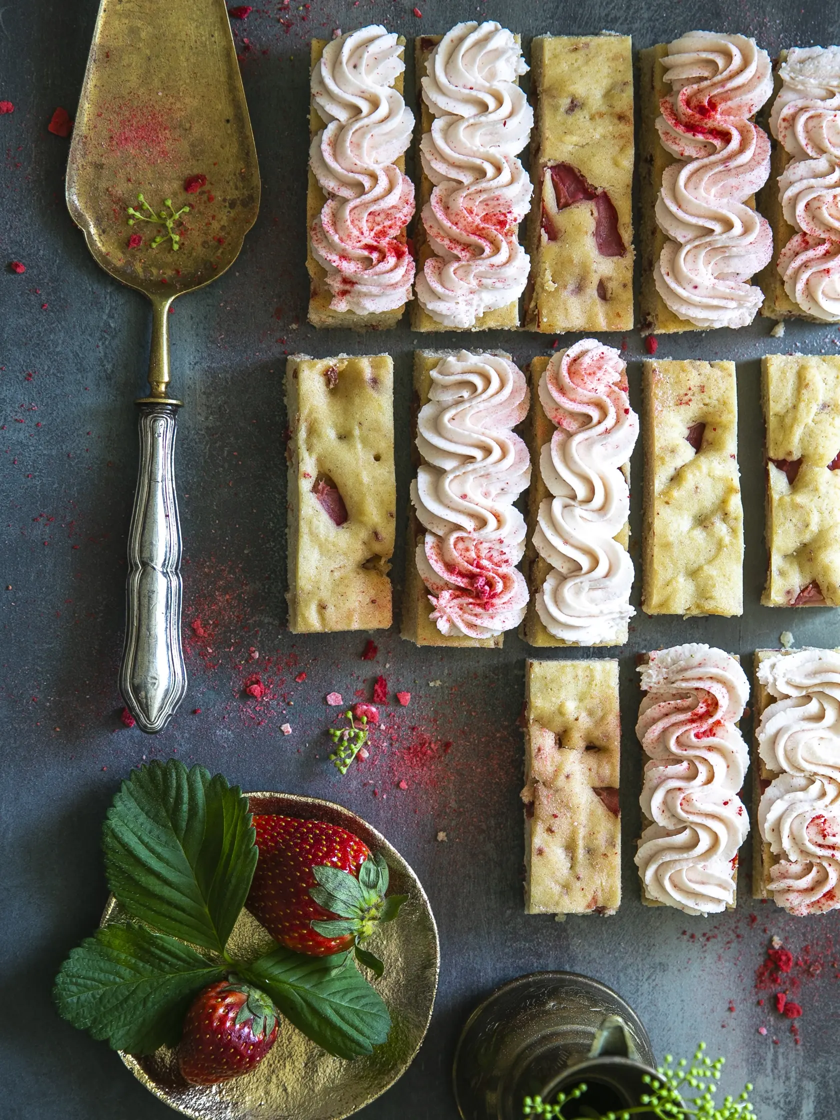jahodové blondies

recept:
15 KUSOV, PRÍPRAVA 30 MINÚT, PEČENIE 20 AŽ 22 MINÚT
Na cesto:
• 115 g masla izbovej teploty
• 150 g krupicového cukru
• 1 lyžička vanilkovej pasty
• 1 lyžička mandľového extraktu
• 2 vajcia L
• 300 g hladkej múky
• 1 lyžička kypriaceho prášku
• pol lyžičky soli
• 15 g lyofilizovaných jahôd
• 100 g čerstvých jahôd + na ozdobenie
Na krém:
• 60 g masla izbovej teploty
• 113 g smotanový syr
• 125 g práškového cukru
• 1 lyžica rozmixovaných ly
