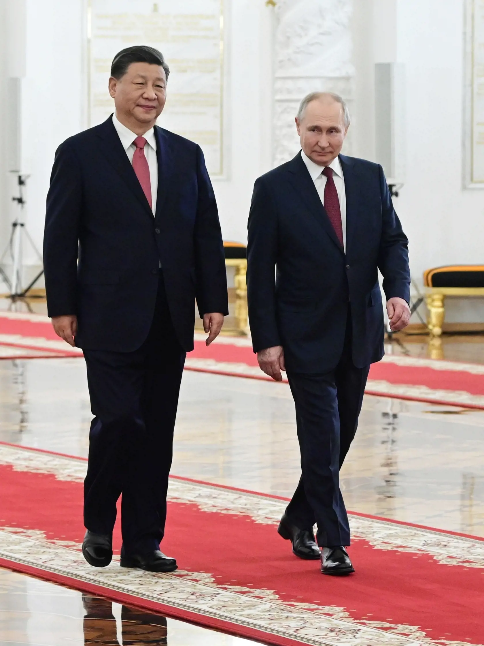 Ruský prezident Vladimir Putin (vpravo) a čínsky prezident Si Ťin-pching počas uvítacieho ceremoniálu 21. marca 2023 v Moskve.