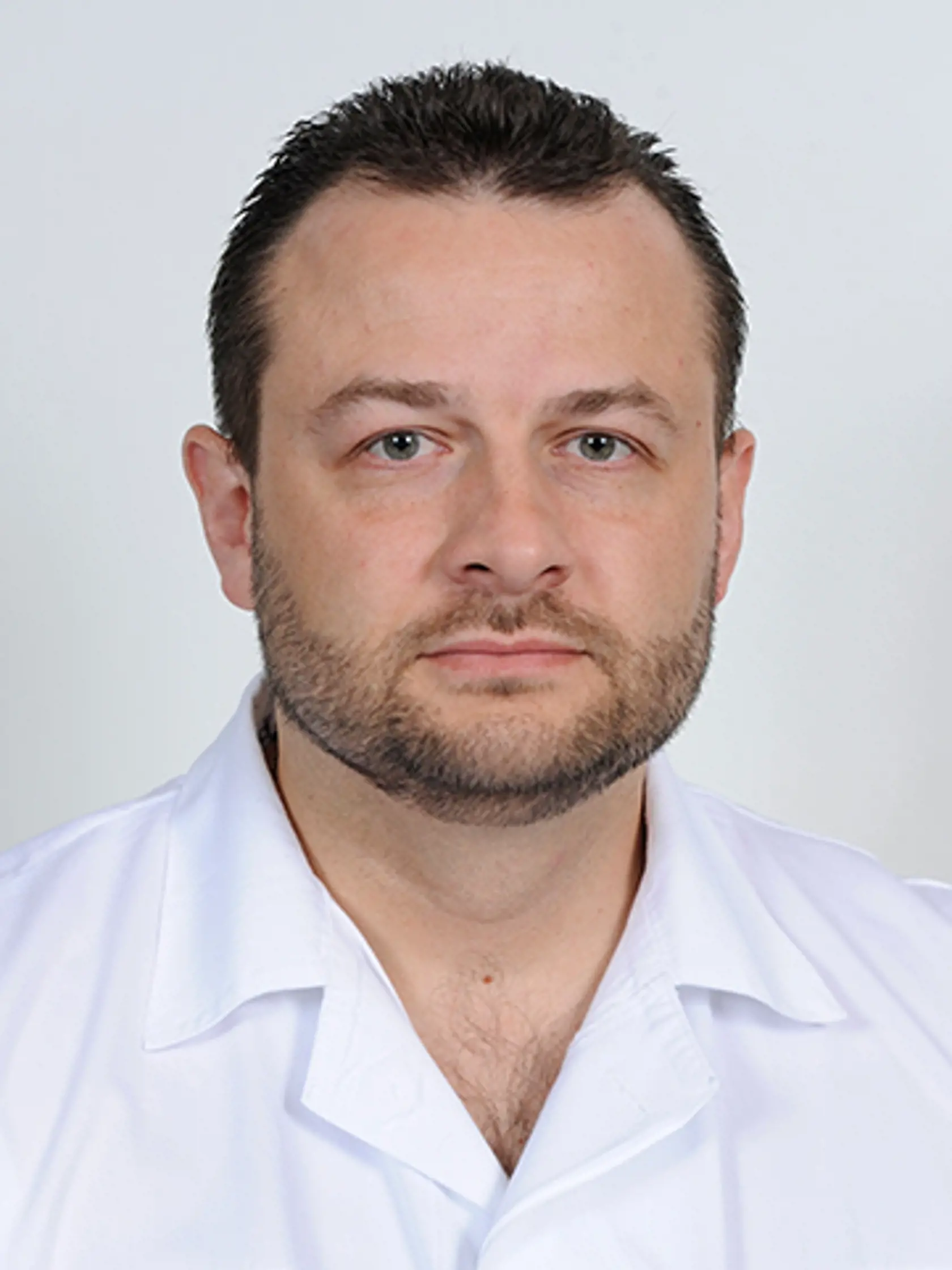 Peter Šafár, člen predstavenstva. Narodený v roku 1971. Má 25 ročnú prax vo všeobecnej chirurgii a kardiochirurgii, do r. 2004 sa venoval všeobecnej a brušnej chirurgii, od r. 2005 pracuje vo VÚSCHu. Dva a pol roka pracoval na oddelení cievnej chirurgie. Od r. 2007 pracuje na kardiochirurgii, spolupodieľal sa na implementácii miniinvazívnej operatívy v srdcovej chirurgii. Absolvoval päť špecializačných skúšok, pracoval na pozícii primára oddelenia operačných sál a kardiochirurgie.