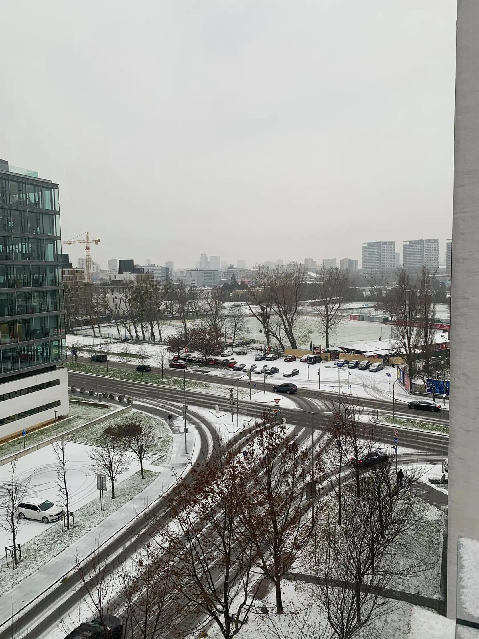 Bratislavčania sa dnes zobudili do zasneženého rána