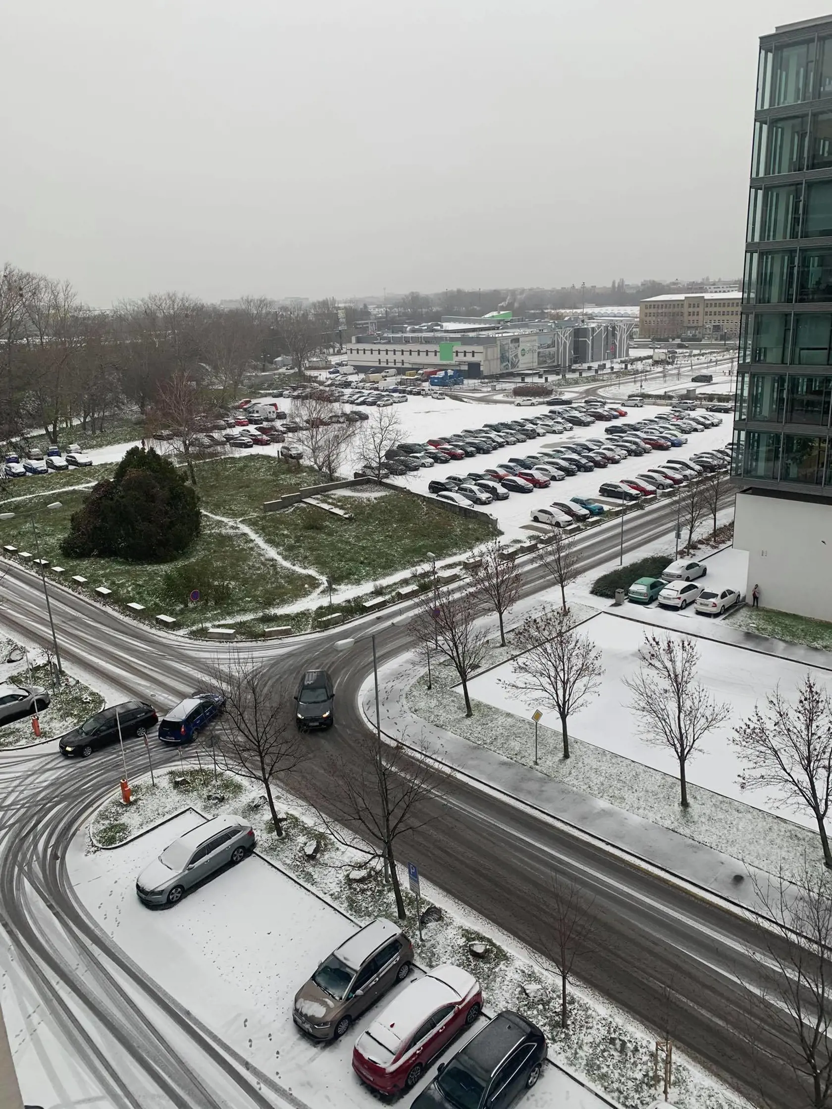 Bratislavčania sa dnes zobudili do zasneženého rána