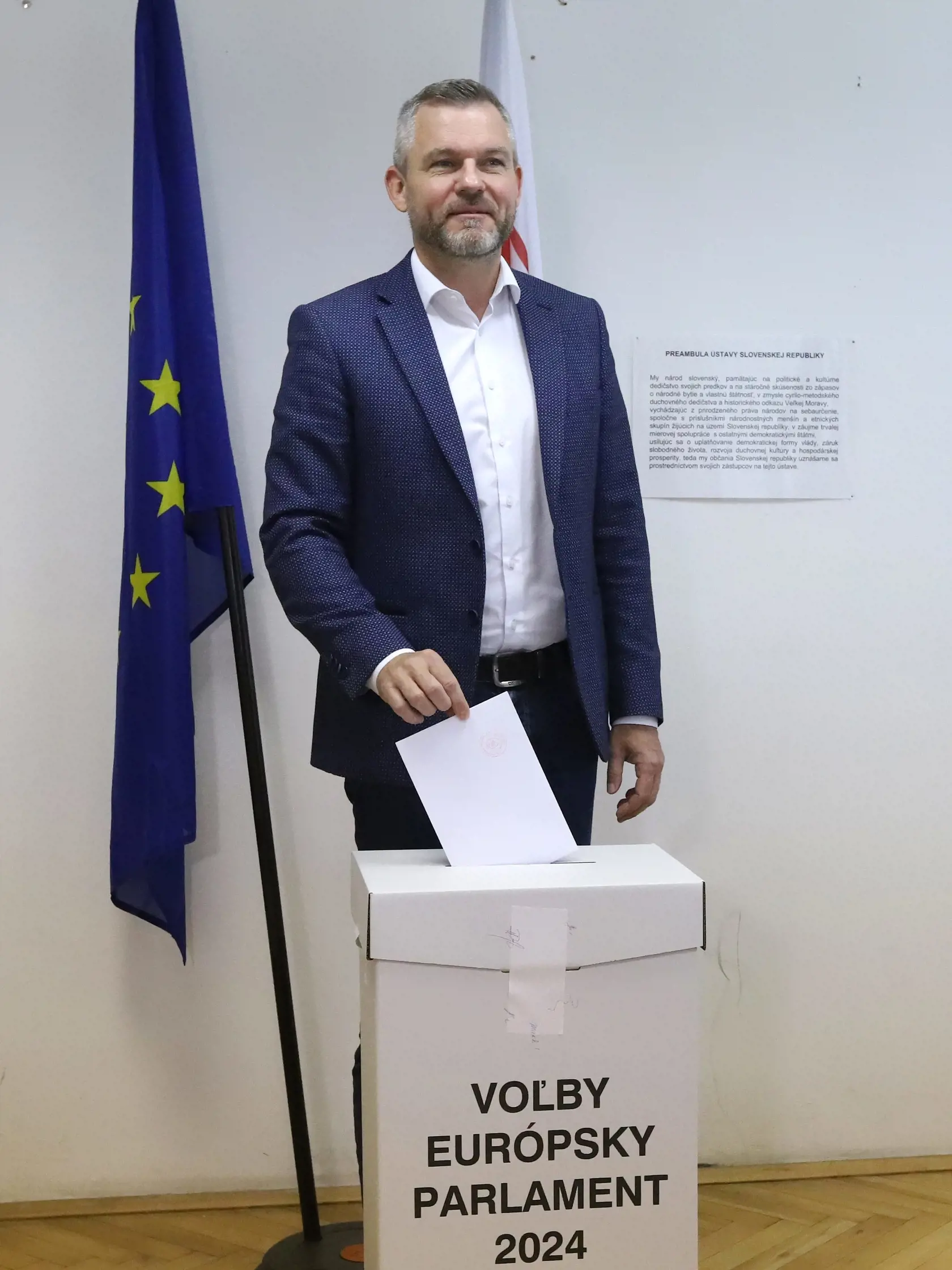 Na Slovensku sa v sobotu začali v poradí piate voľby do Európskeho parlamentu. Občania budú voliť 15 europoslancov z 22 politických strán a jednej koalície. Na snímke zvolený prezident Peter Pellegrini vkladá obálku s hlasovacím lístkom do volebnej schránky vo voľbách do Európskeho parlamentu vo volebnej miestnosti v miestnom kultúrnom dome na Králikoch pri Banskej Bystrici 8. júna 2024. FOTO TASR - Ján Krošlák