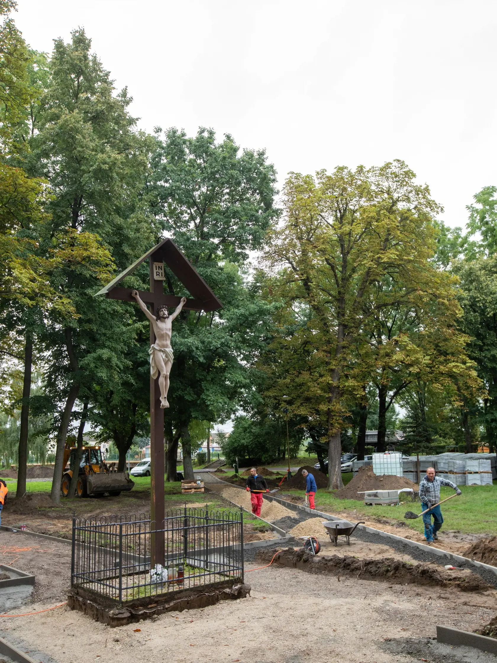 Na snímke je mesto Šaštín-Sráže ktoré sa pripravuje na návštevu pápeža Františka. V týchto dňoch dokončujú rekonštrukciu ciest a chodníkov, najmä v okolí Baziliky Sedembolestnej Panny Márie. Svätá omša bude 15. septembra na otvorenom priestranstve pri Národnej svätyni v Šaštíne.