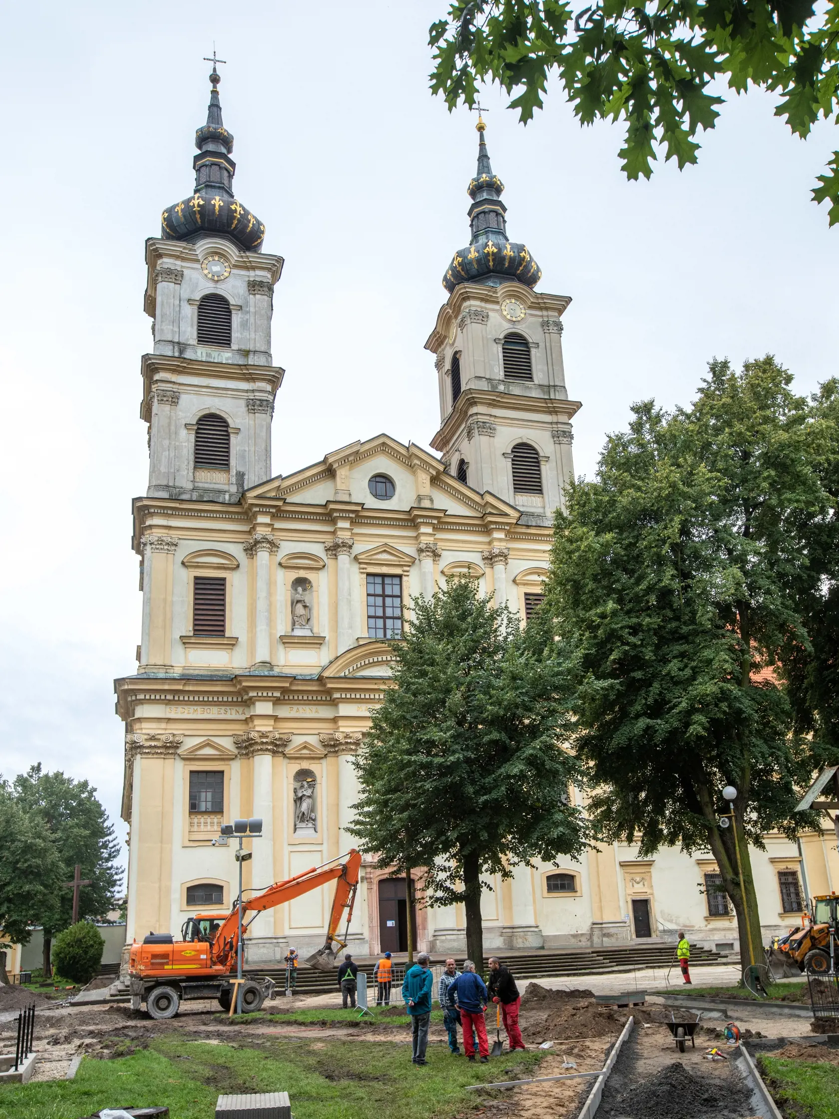 Na snímke je mesto Šaštín-Sráže ktoré sa pripravuje na návštevu pápeža Františka. V týchto dňoch dokončujú rekonštrukciu ciest a chodníkov, najmä v okolí Baziliky Sedembolestnej Panny Márie. Svätá omša bude 15. septembra na otvorenom priestranstve pri Národnej svätyni v Šaštíne.