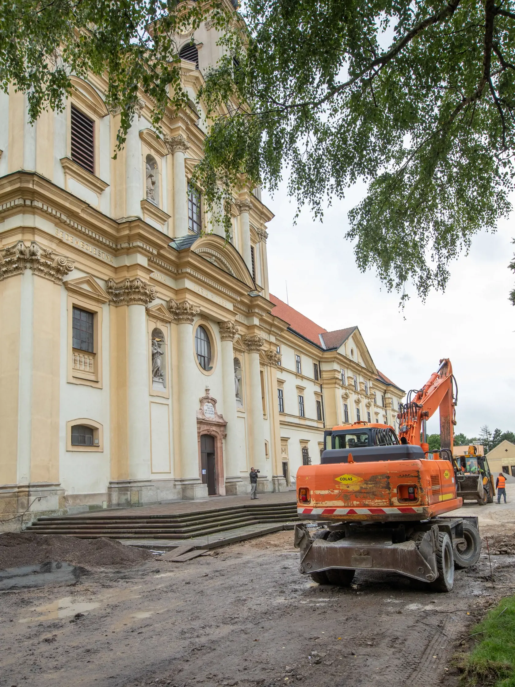 Na snímke je mesto Šaštín-Sráže ktoré sa pripravuje na návštevu pápeža Františka. V týchto dňoch dokončujú rekonštrukciu ciest a chodníkov, najmä v okolí Baziliky Sedembolestnej Panny Márie. Svätá omša bude 15. septembra na otvorenom priestranstve pri Národnej svätyni v Šaštíne.