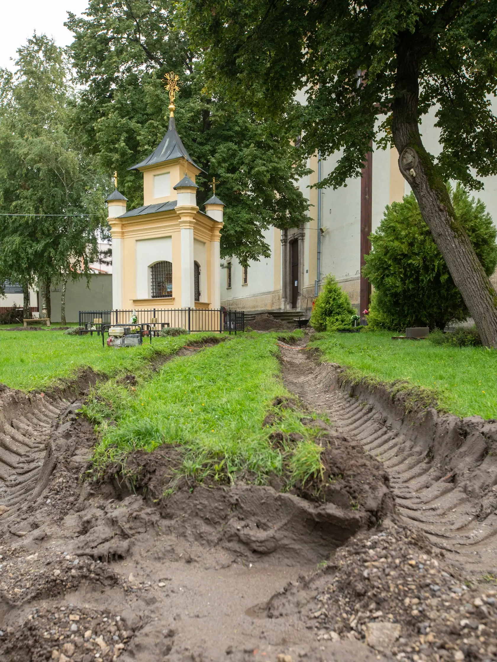 Na snímke je mesto Šaštín-Sráže ktoré sa pripravuje na návštevu pápeža Františka. V týchto dňoch dokončujú rekonštrukciu ciest a chodníkov, najmä v okolí Baziliky Sedembolestnej Panny Márie. Svätá omša bude 15. septembra na otvorenom priestranstve pri Národnej svätyni v Šaštíne.