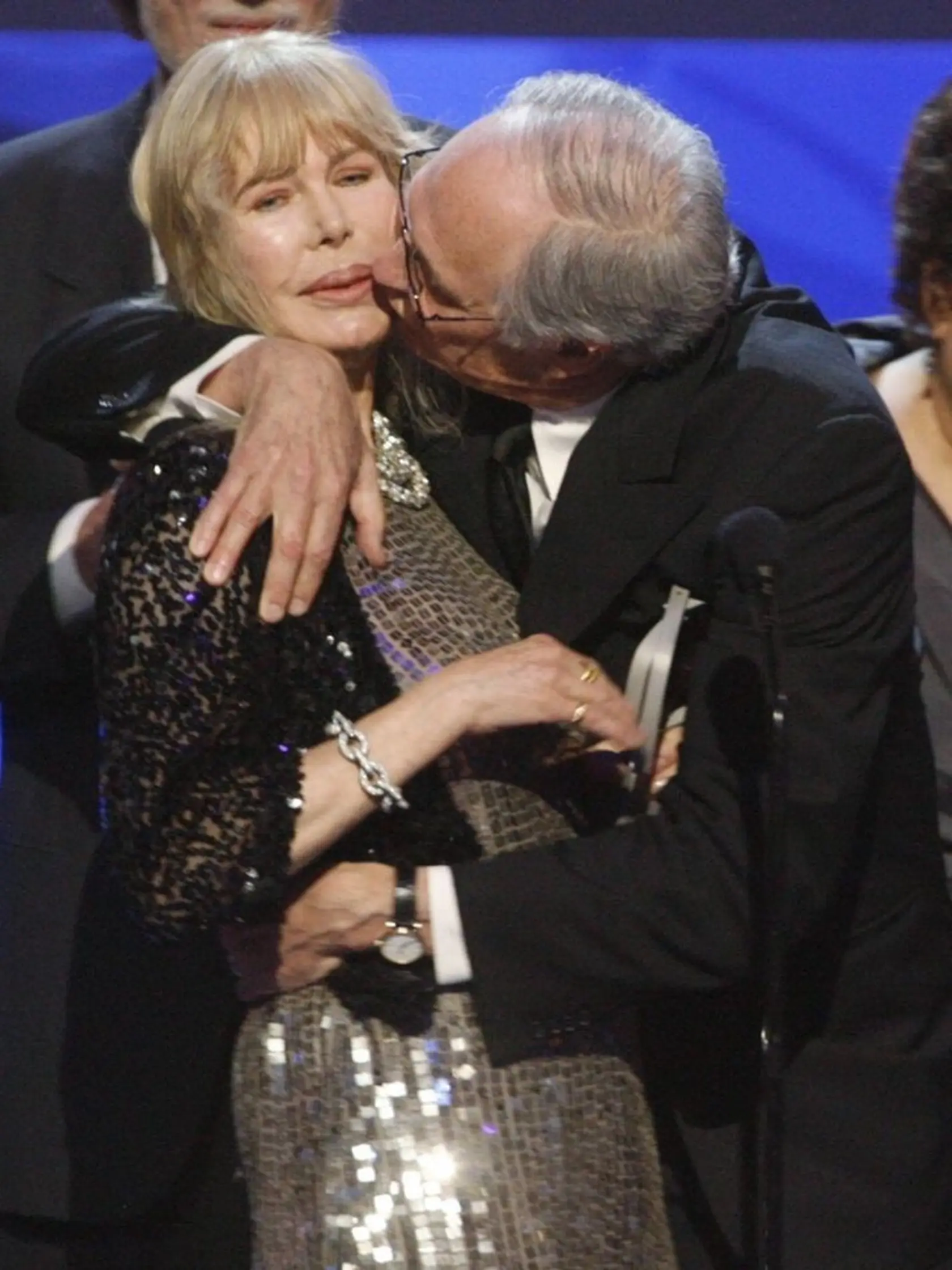Alan Alda a Loretta Swit pri preberaní ceny za seriál M.A.S.H.