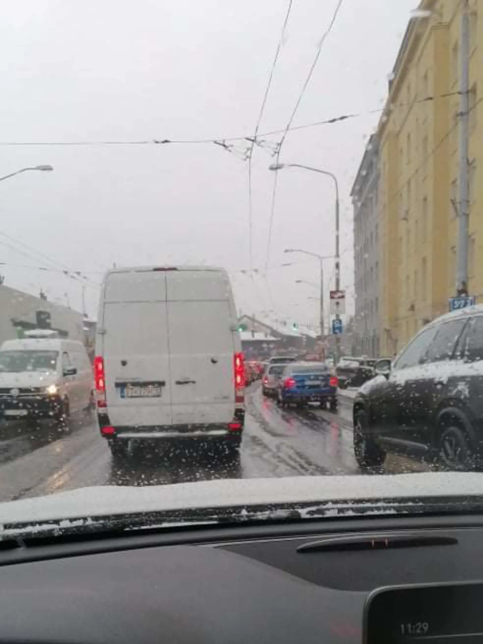 Z ulice Pražská stále hlásite zdržanie.