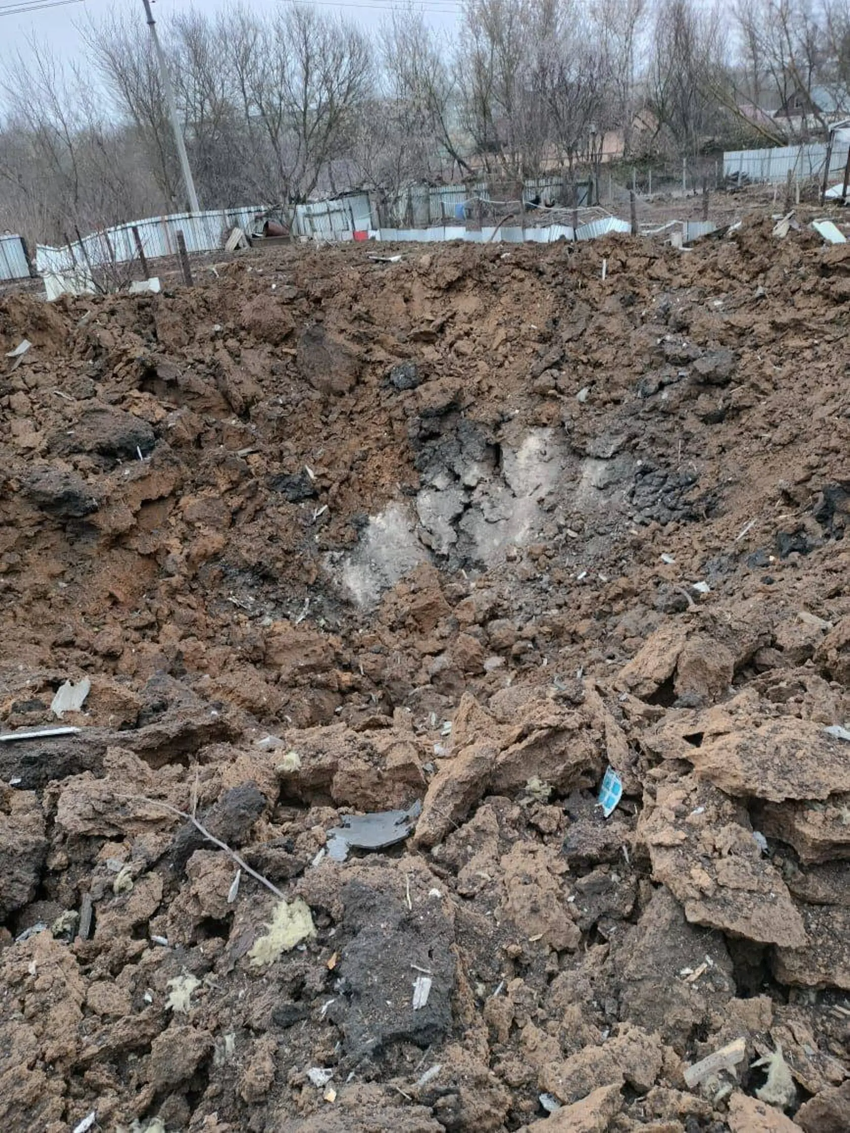 Explózia nastala po poludní miestneho času v meste Kirejevsk v Tulskej oblasti, ktoré sa nachádza asi 300 kilometrov od hranice s Ukrajinou a 175 kilometrov južne od Moskvy. Oblastný bezpečnostný úrad hlásil tri poškodené obytné budovy.