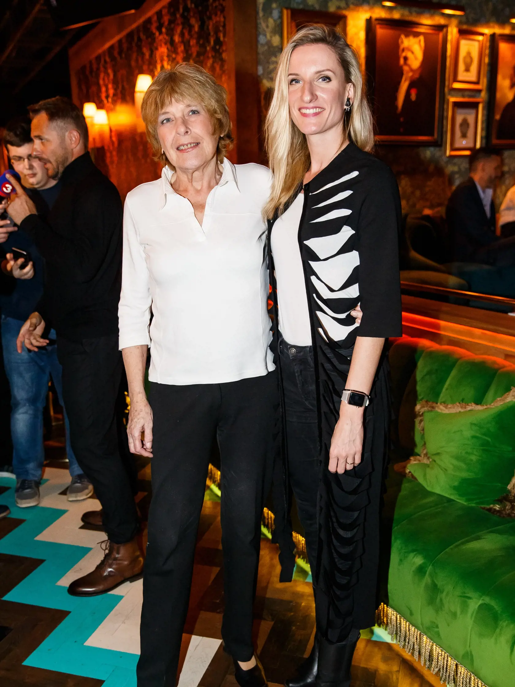Najlepšia slovenská tenistka Dominika Navara Cibulková pokrstila svoju knižku Tenis je môj život. Zároveň počas krstu oznámila ukončenie svojej profesionálnej kariéry. Na snímke Oľga Feldeková a Adela Vinczeová. /// The best Slovak tennis player Dominika Navara Cibulkova launched her book Tennis is My Life. She also announced the end of her professional career.