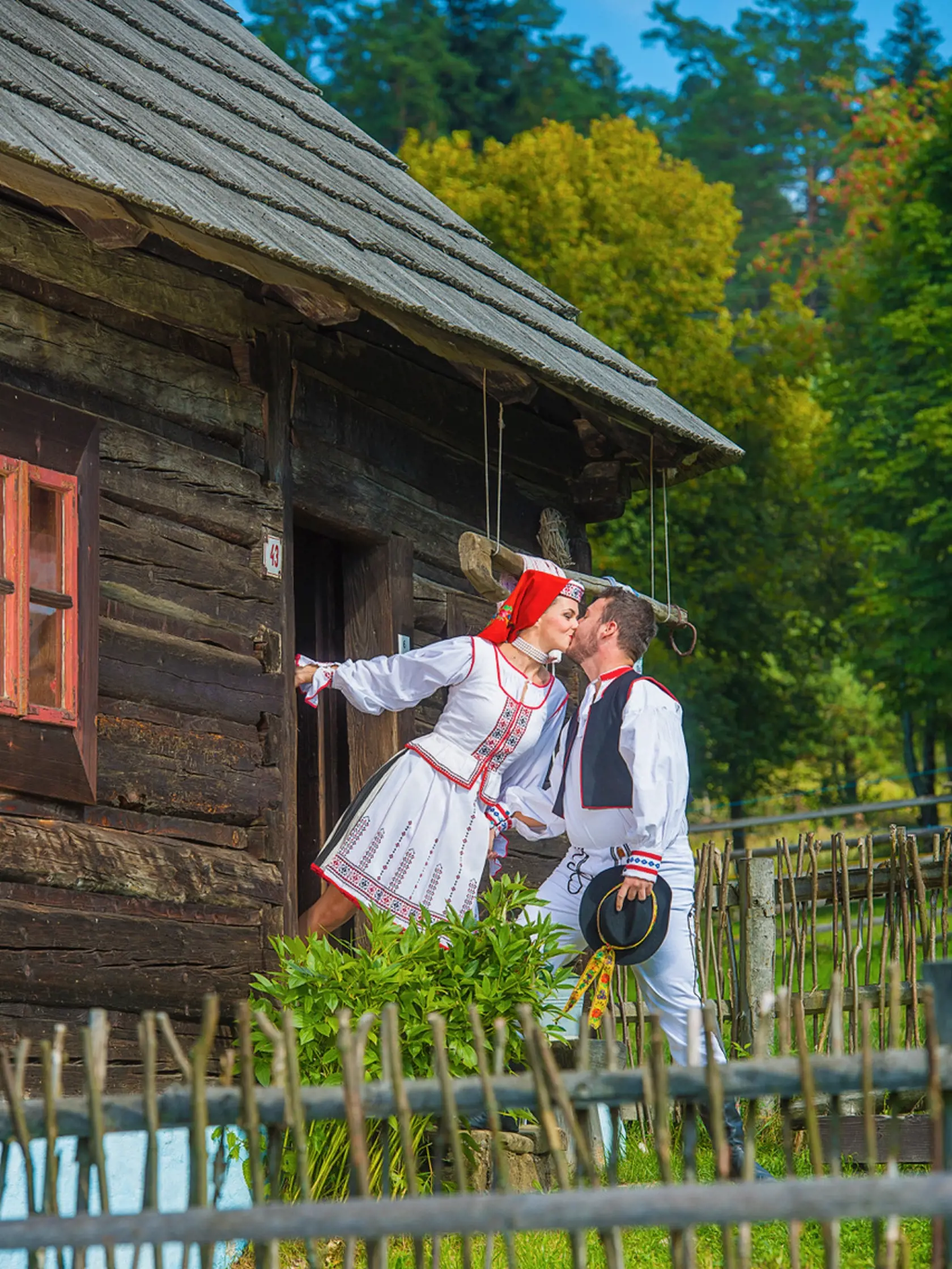Horúce bozky, dotyky, odhalené telá. Fotky folkloristov z Podduklianskeho umeleckého súbou z Prešova s nádychom erotiky budú zdobiť jednotlivé mesiace kalendára na rok 2021.