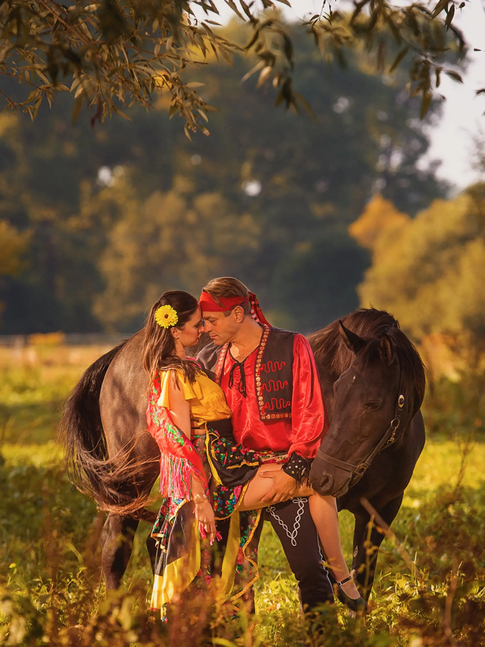 Horúce bozky, dotyky, odhalené telá. Fotky folkloristov z Podduklianskeho umeleckého súbou z Prešova s nádychom erotiky budú zdobiť jednotlivé mesiace kalendára na rok 2021.