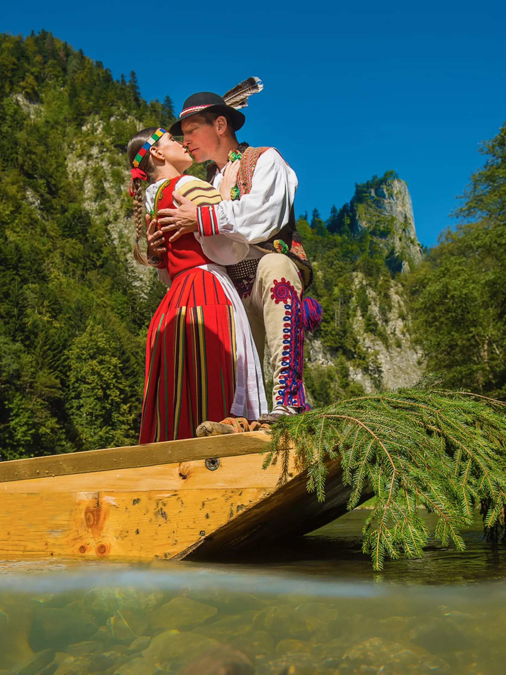 Horúce bozky, dotyky, odhalené telá. Fotky folkloristov z Podduklianskeho umeleckého súbou z Prešova s nádychom erotiky budú zdobiť jednotlivé mesiace kalendára na rok 2021.