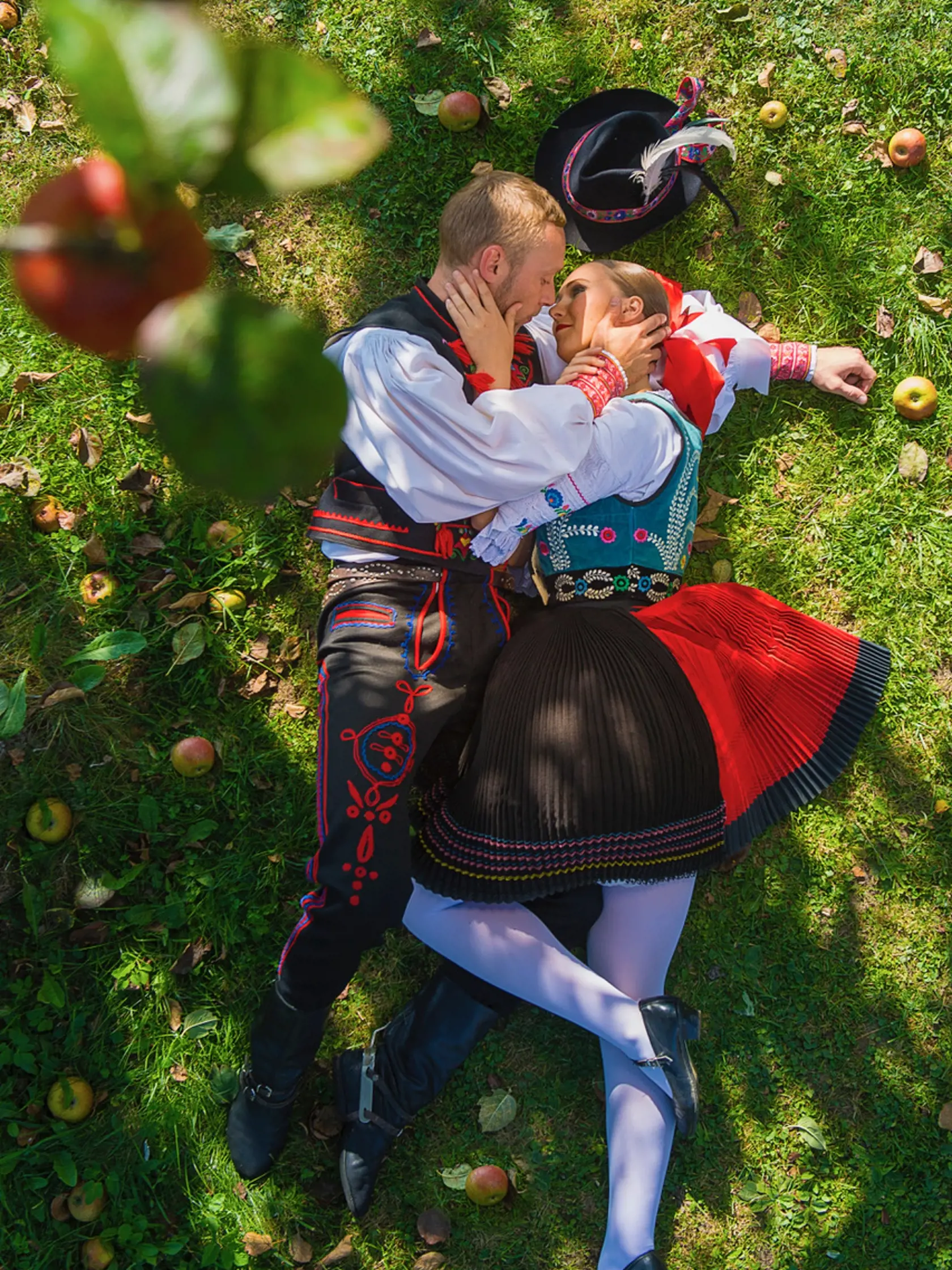 Horúce bozky, dotyky, odhalené telá. Fotky folkloristov z Podduklianskeho umeleckého súbou z Prešova s nádychom erotiky budú zdobiť jednotlivé mesiace kalendára na rok 2021.