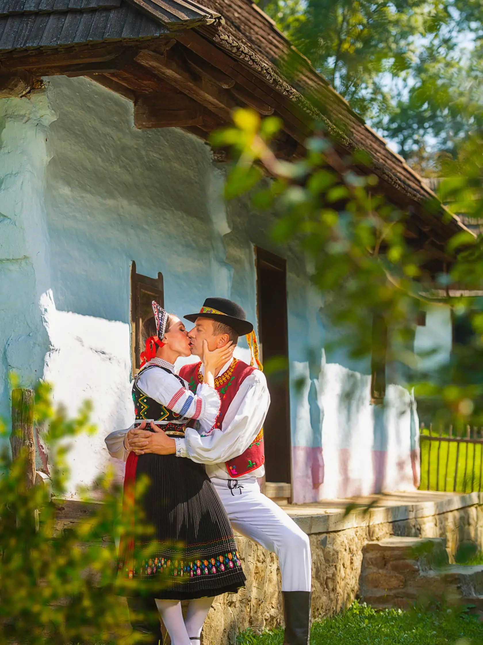 Horúce bozky, dotyky, odhalené telá. Fotky folkloristov z Podduklianskeho umeleckého súbou z Prešova s nádychom erotiky budú zdobiť jednotlivé mesiace kalendára na rok 2021.