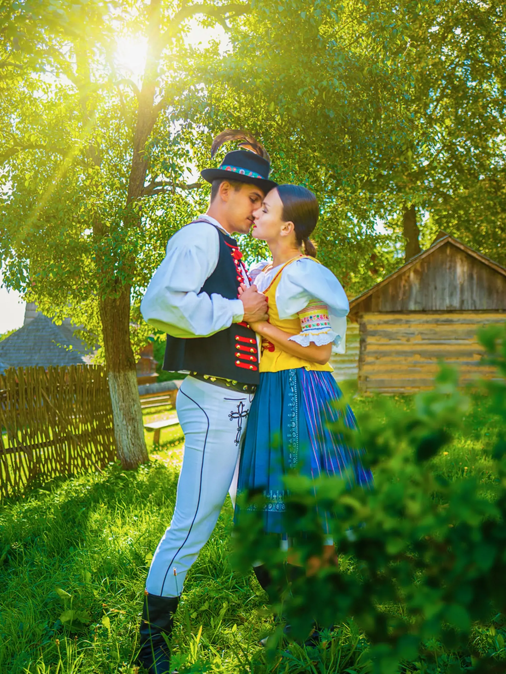 Horúce bozky, dotyky, odhalené telá. Fotky folkloristov z Podduklianskeho umeleckého súbou z Prešova s nádychom erotiky budú zdobiť jednotlivé mesiace kalendára na rok 2021.