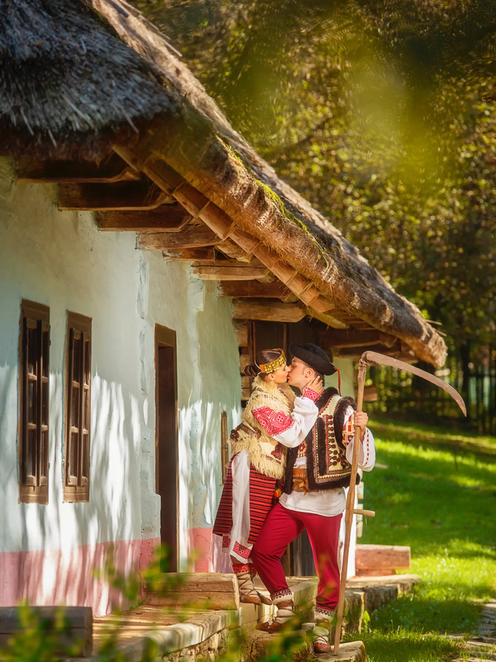 Horúce bozky, dotyky, odhalené telá. Fotky folkloristov z Podduklianskeho umeleckého súbou z Prešova s nádychom erotiky budú zdobiť jednotlivé mesiace kalendára na rok 2021.