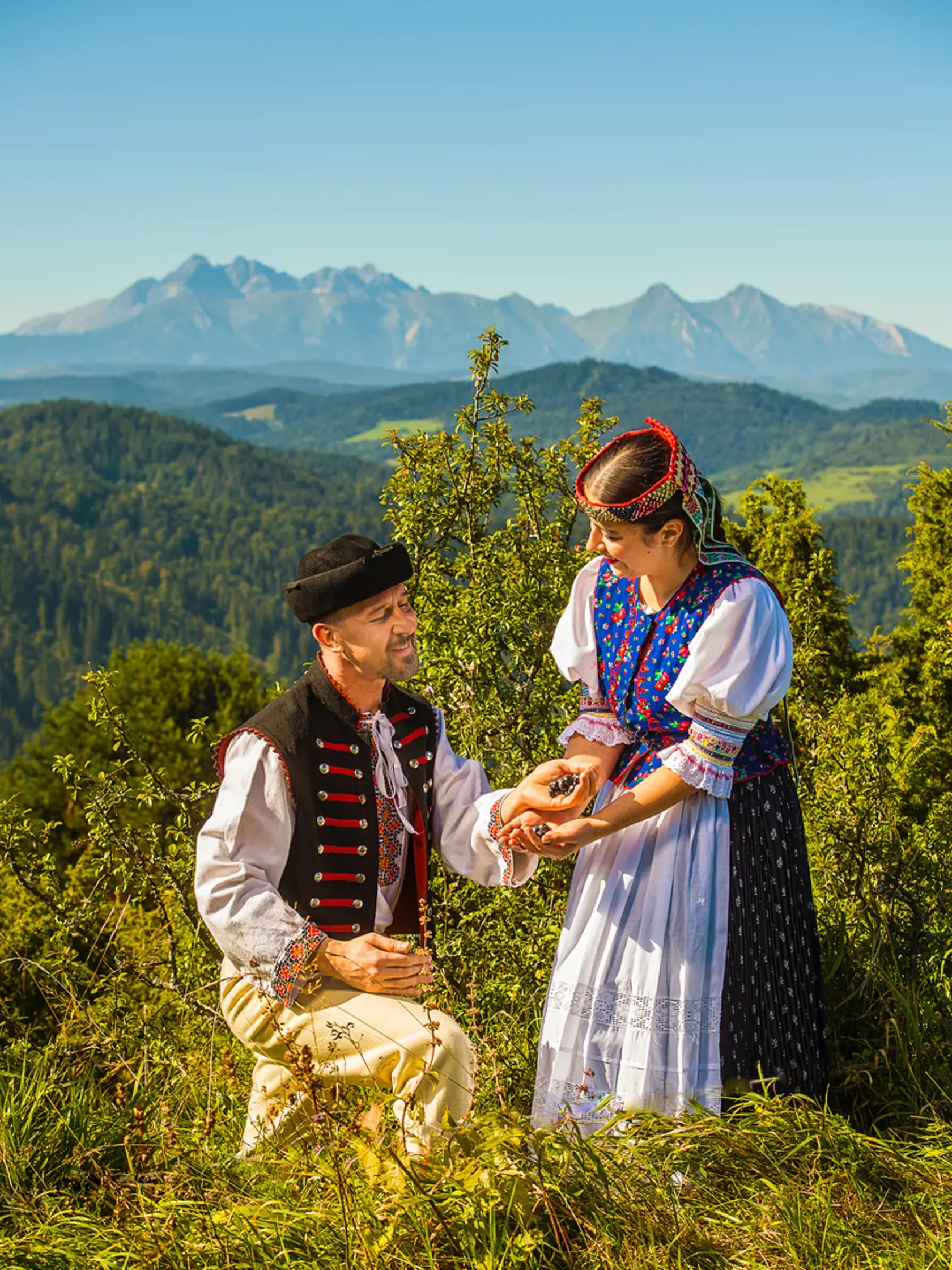 Horúce bozky, dotyky, odhalené telá. Fotky folkloristov z Podduklianskeho umeleckého súbou z Prešova s nádychom erotiky budú zdobiť jednotlivé mesiace kalendára na rok 2021.