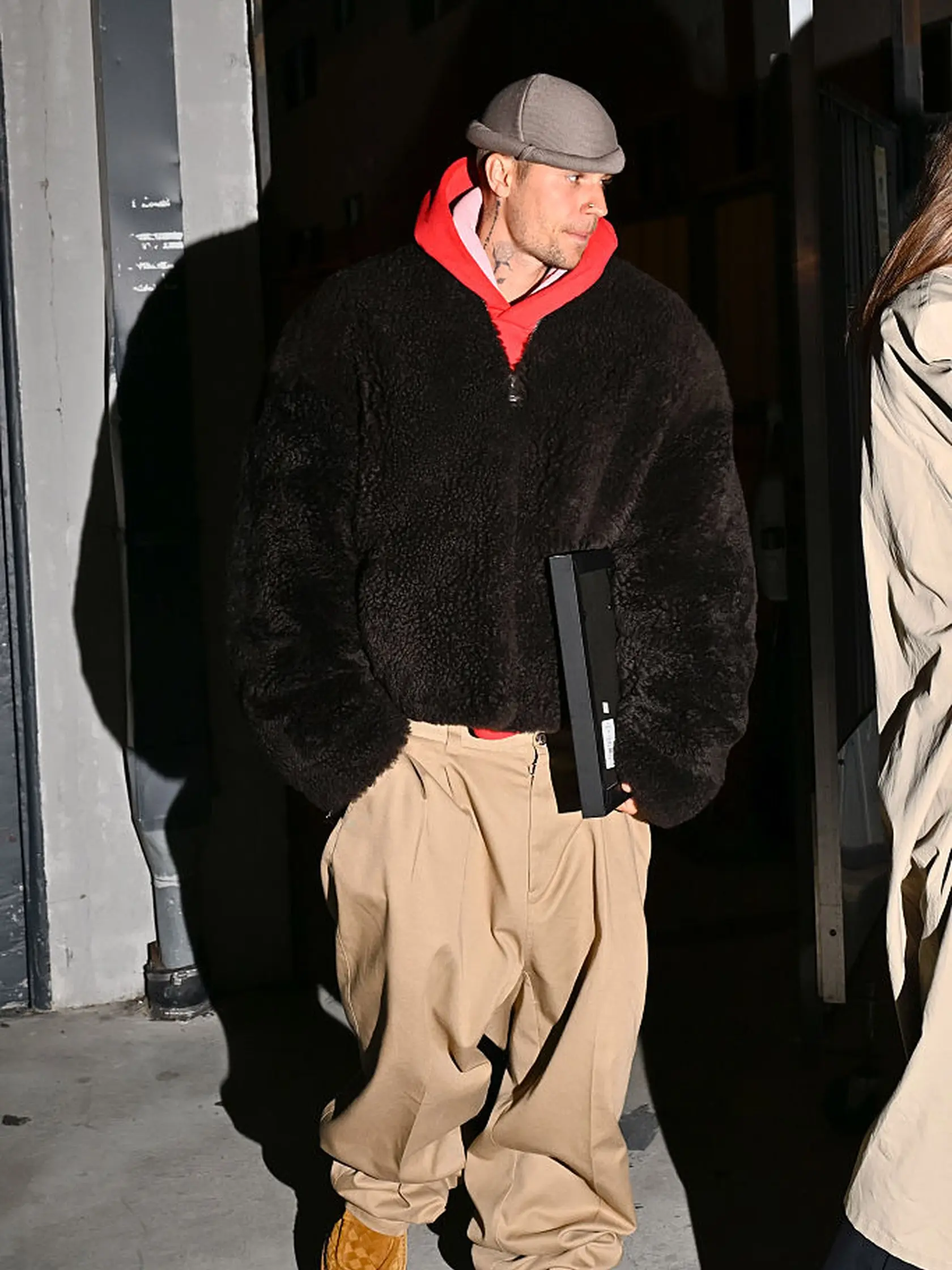 Justin Bieber počas nedávnej cesty domov z kostola vyzerali veľmi napätí. Spevák (31) bol hlboko zamyslený, keď sedel na sedadle spolujazdca, zatiaľ čo jeho manželka (28) sedela za volantom.