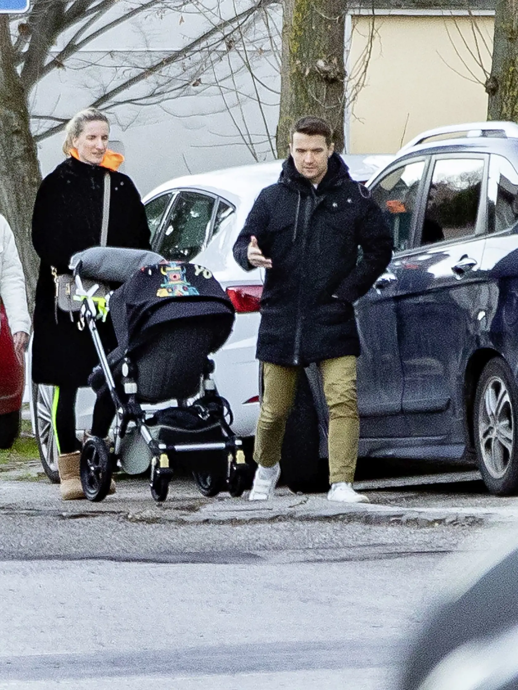 Adela s Viktorom počas spoločného kočíkovania ich dieťatka.
