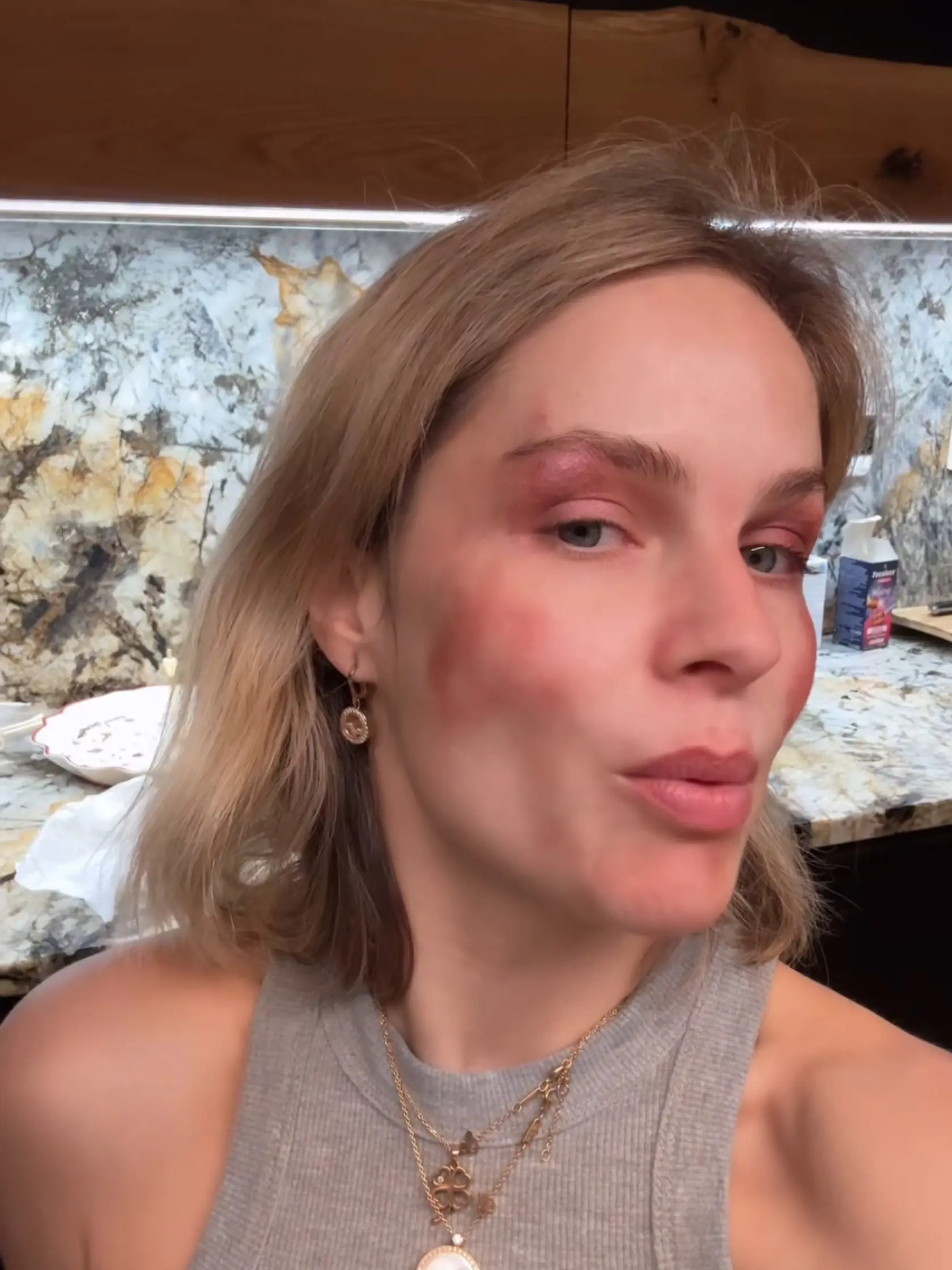 "Dnes som navštívila svoju make-up artistku a povedala, že toto je jeden z trendov na rok 2025, ktorý sa bude nosiť, tak to omrkajte. Dokonalé. Bella je jej meno. Bella make-up artistka,“ napísala na Instagrame s úsmevom. 