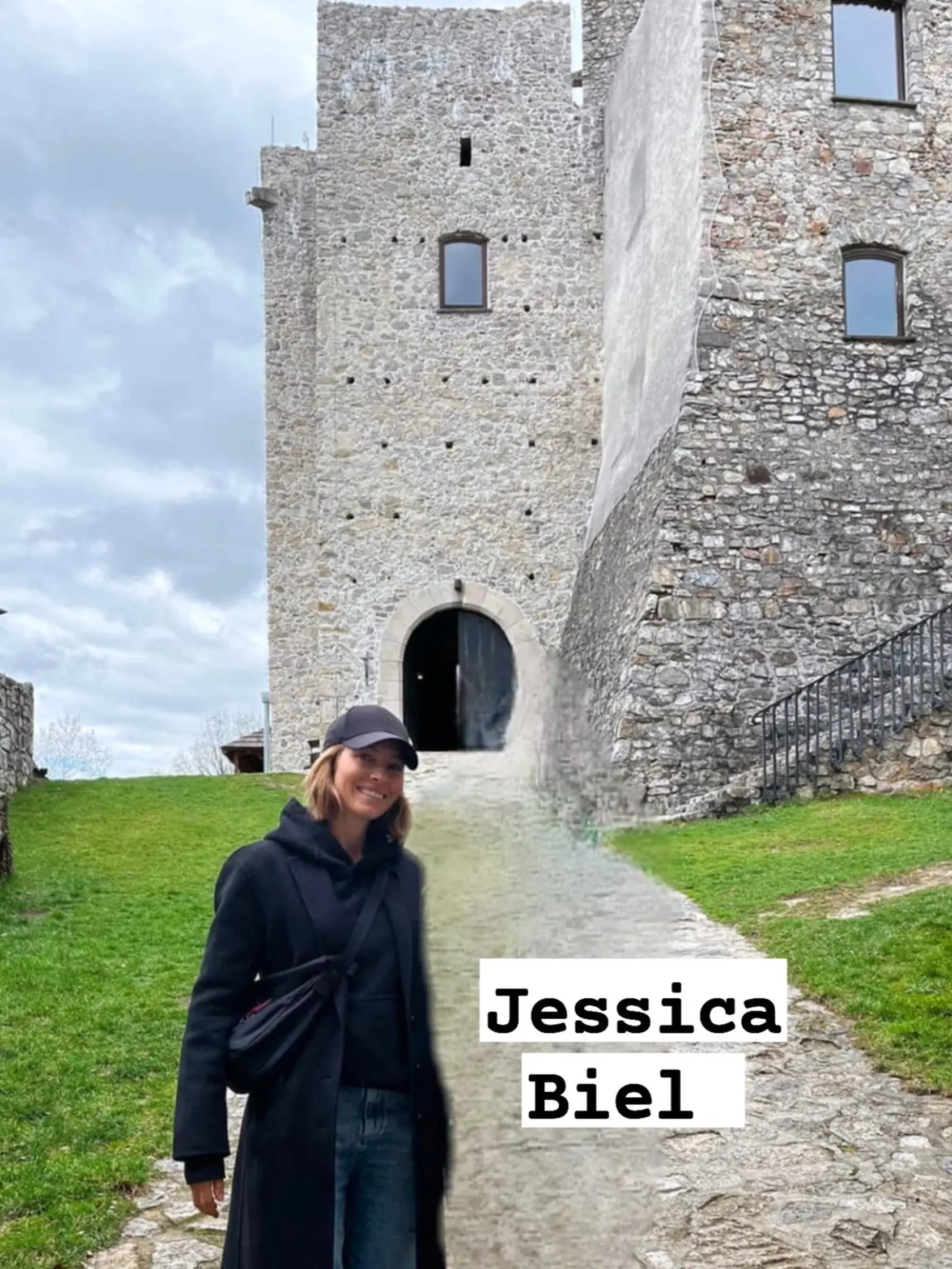 Jessica Biel, známa zo seriálu V siedmom nebi či filmov Iluzionista a Total Recall, si mala pozrieť jednu z najvyhľadávanejších historických pamiatok v okolí – Hrad Strečno. Išlo však len o prvoaprílový žart.