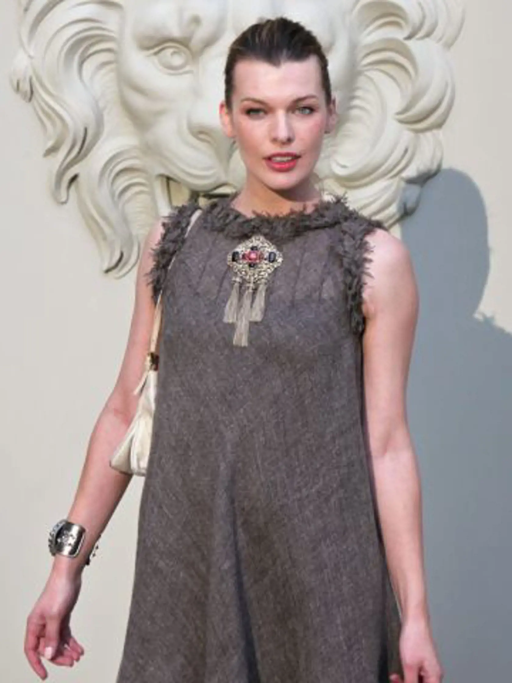 JH18 Paríž - Americká modelka a hereèka ukrajinsko-srbského pôvodu Milla Jovovich prichádza na módnu prehliadku nemeckého módneho návrhára Karla Lagerfelda z kolekcie Haute Couture na sezónu jeseò/zima 2010-2011 pre módny dom Chanel, 6. júla 2010 v Paríži. FOTO TASR/AP  Model and actress Milla Jovovich poses prior to attend to the Haute Couture Fall/Winter 2010-2011 collection by German fashion designer Karl Lagerfeld for French fashion house Chanel presented Tuesday, July 6, 2010 in Paris. (AP 