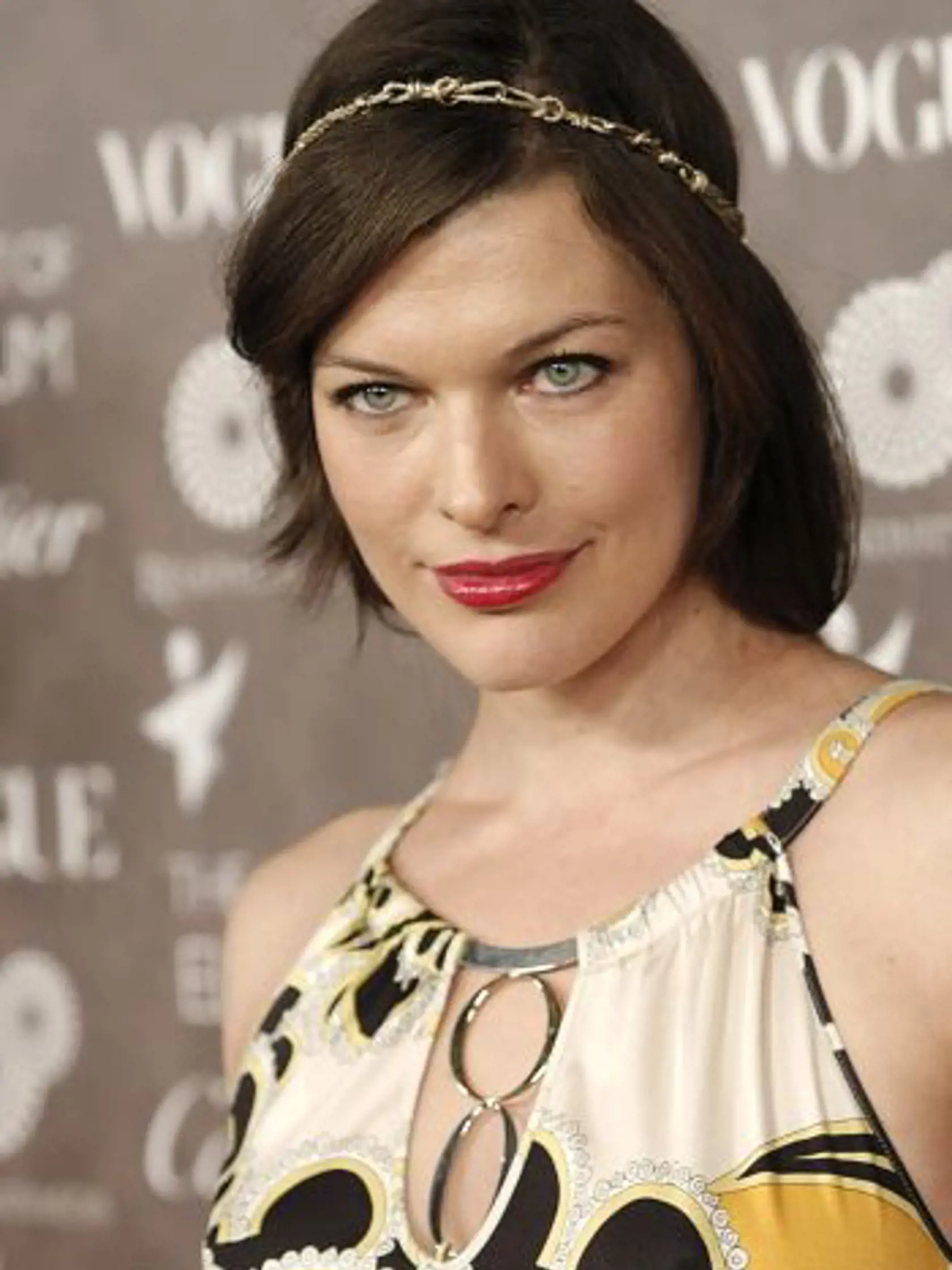JH10 Los Angeles - Hereèka a modelka Milla Jovovichová pózuje 10. januára 2009 v Los Angeles na benefiènom podujatí pre charitatívnu organizáciu The Art of Elysium.Organizácia sa snaží prostredníctvom hudby, herectva a umenia pomáha deom so závažnými diagnózami. FOTO TASR/AP Actress Milla Jovovich poses on the press line at a benefit gala for The Art of Elysium in Los Angeles on Jan. 10, 2009. (AP Photo/Dan Steinberg) *** Local Caption *** svet kultúra film americké benefièné podujatia  Americ