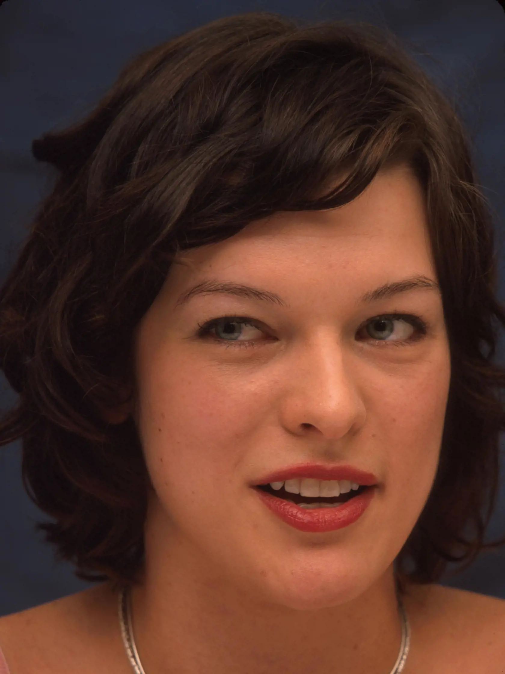 Jovovich Milla  (12/2000)
