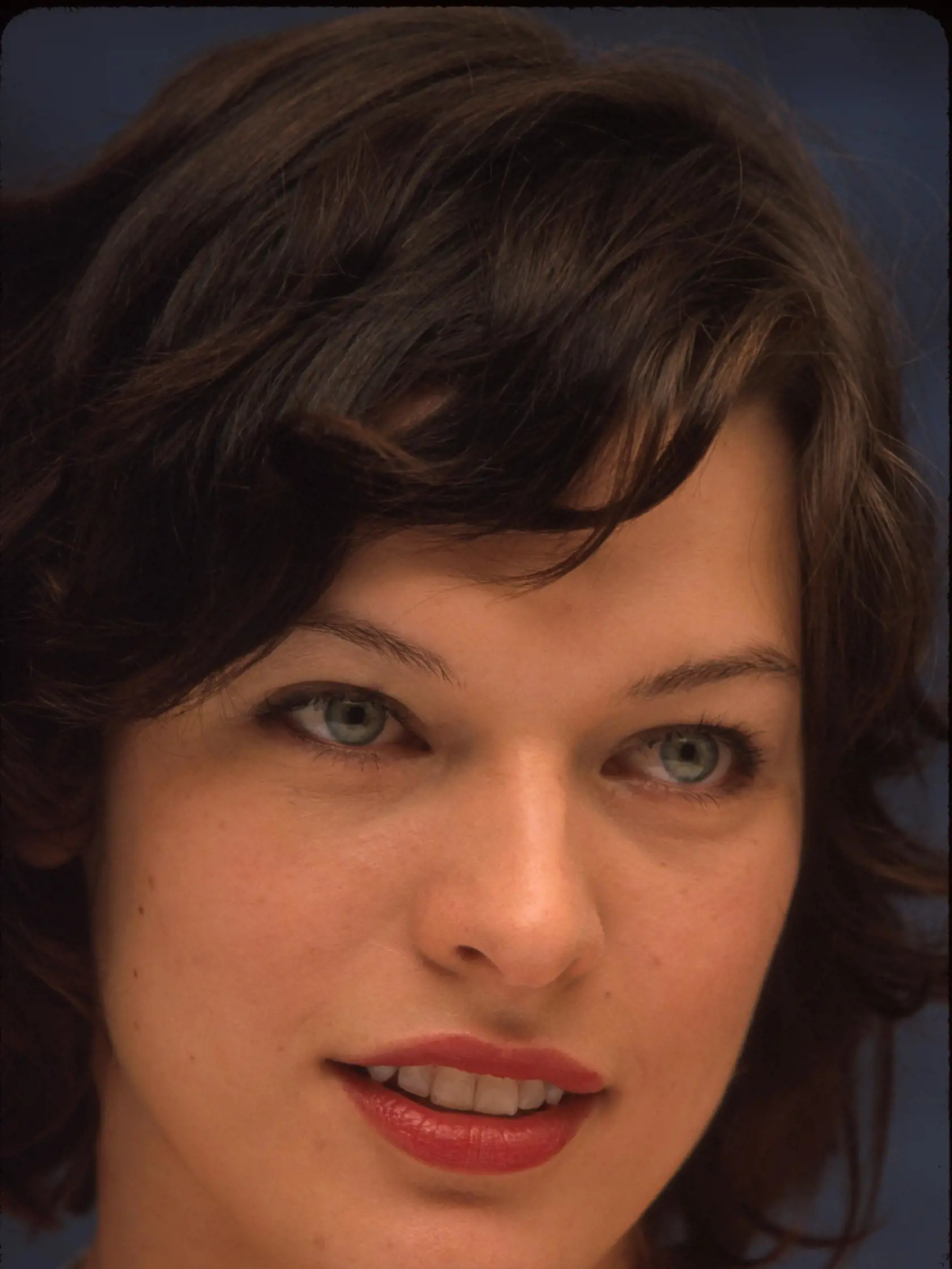 Jovovich Milla (12/2000)