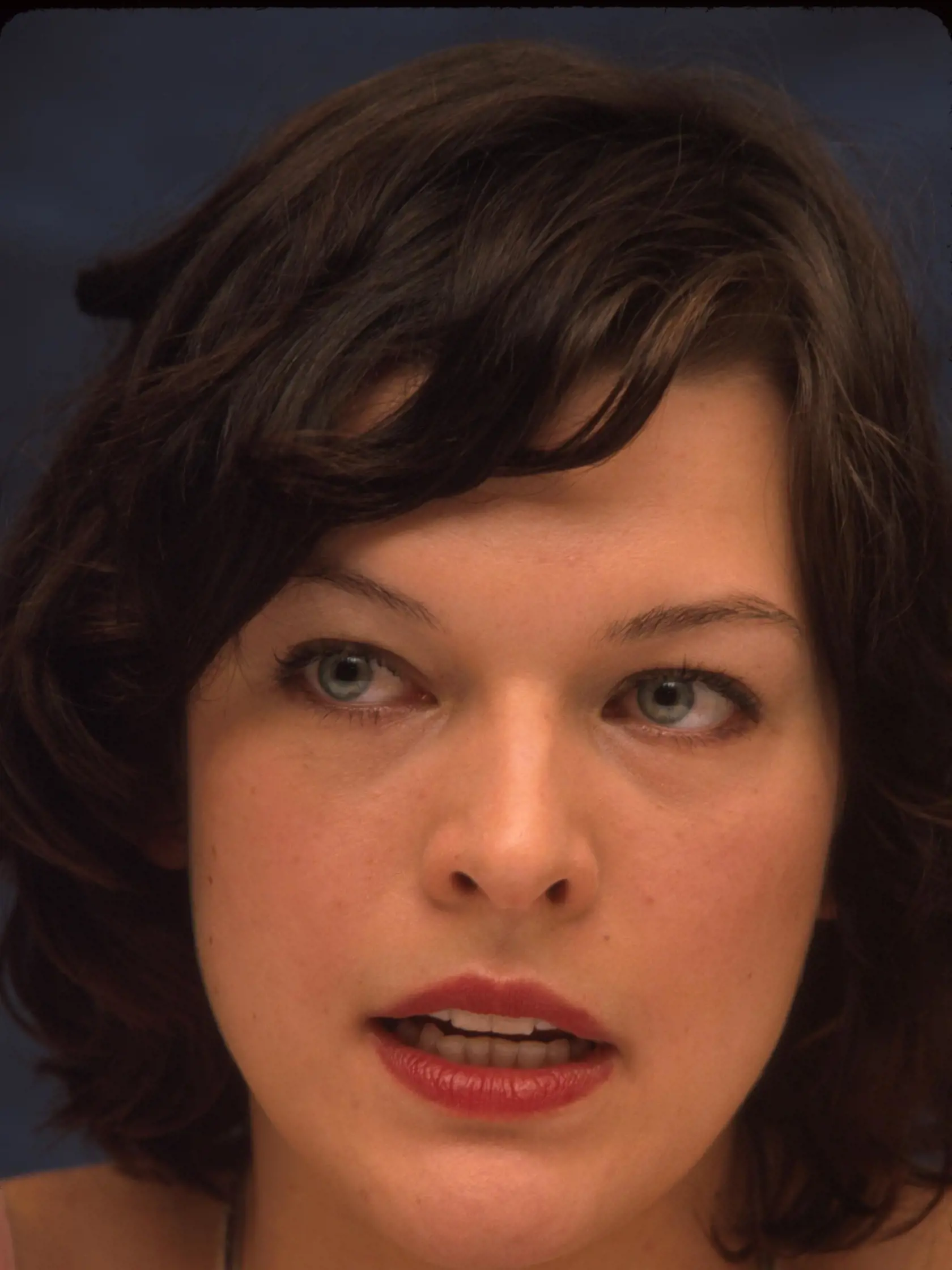 Jovovich Milla (12/2000)