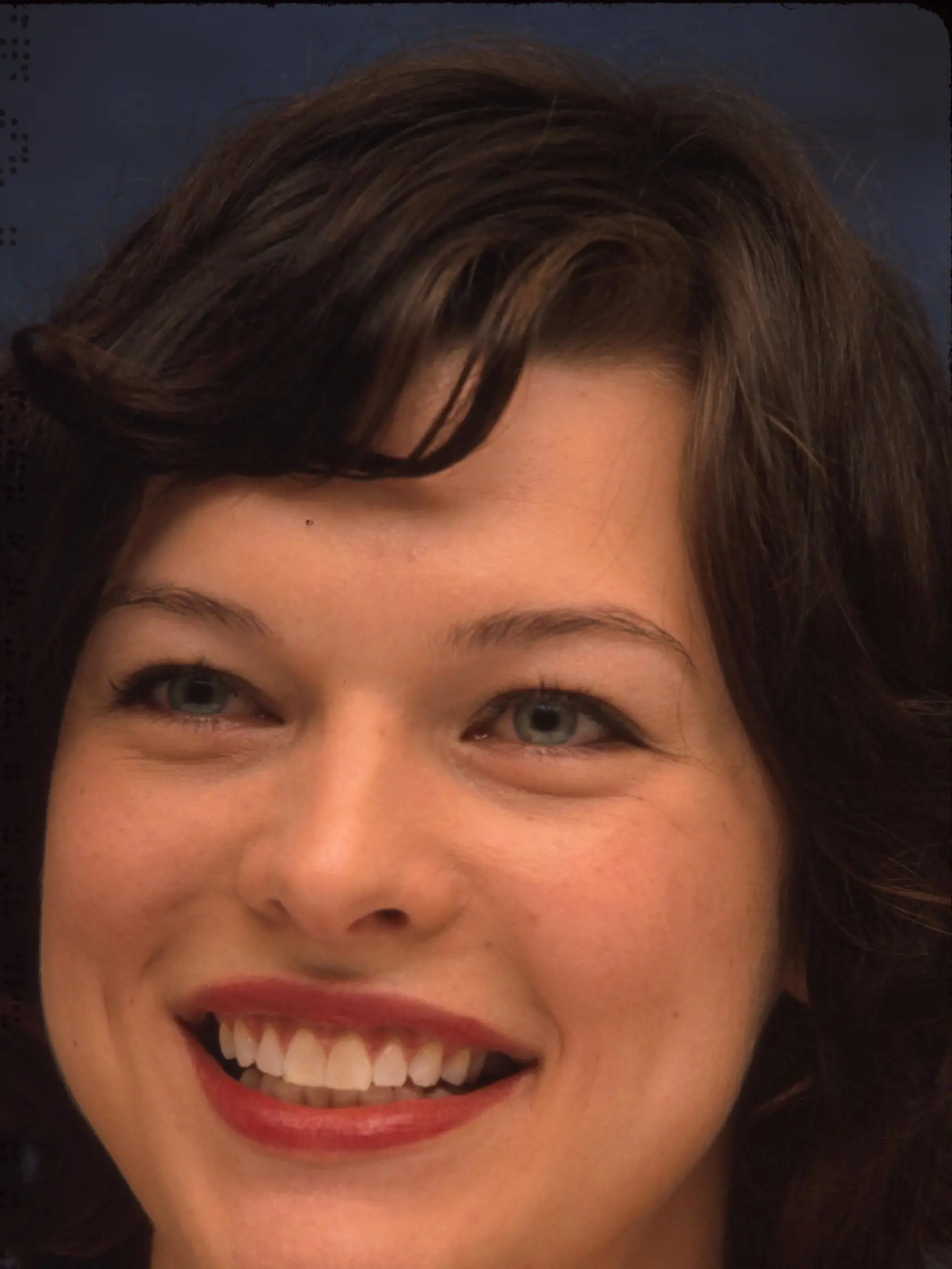 Jovovich Milla  (12/2000)