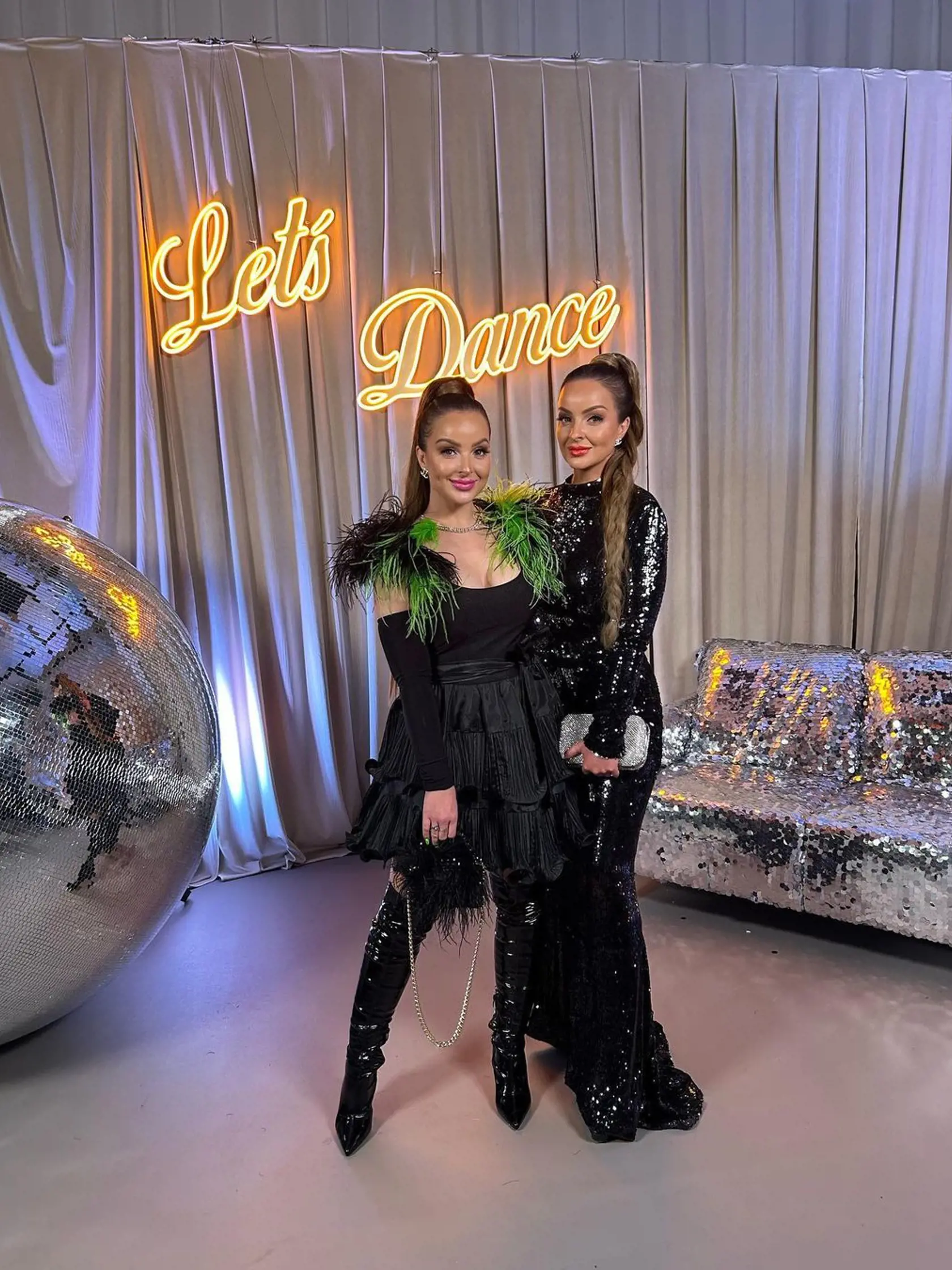 4. kolo Let's Dance: Na snímke sestry Veronika a Daniela Nízlové. Veronika pripomínala zeleného papagája.