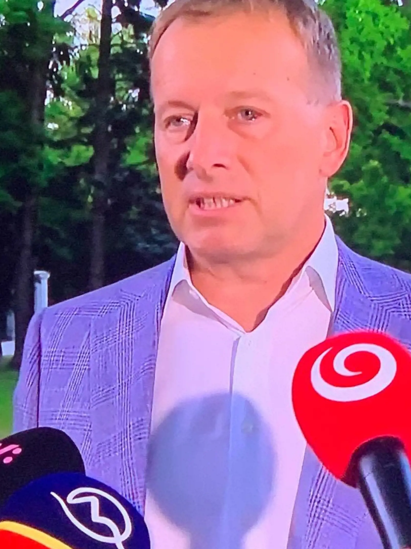 Boris Kollár exkluzívne pre denník Plus JEDEN DEŇ prezradil, čo je za jeho sčervenaným okom: "Vysoký tlak a z toho mám prasknuté cievky. Konzultoval som to s lekárom a teraz musím sedem dní merať tlak ráno a večer a potom nastavia liečbu po vyšetrení."