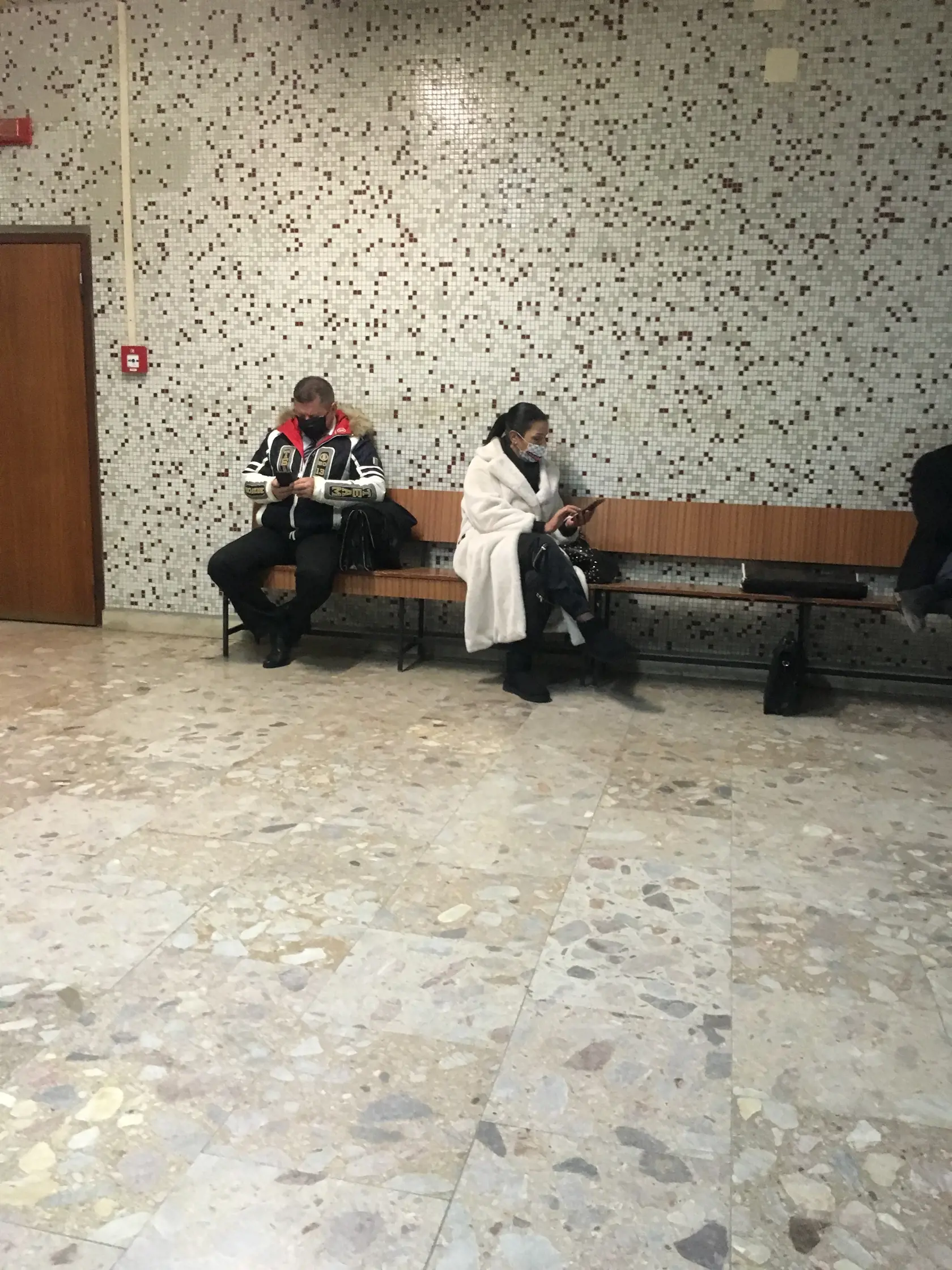 Rovnako ako na chodbe, aj neskôr v pojednávacej miestnosti namiesto počúvania obžaloby sa hrala s mobilom.