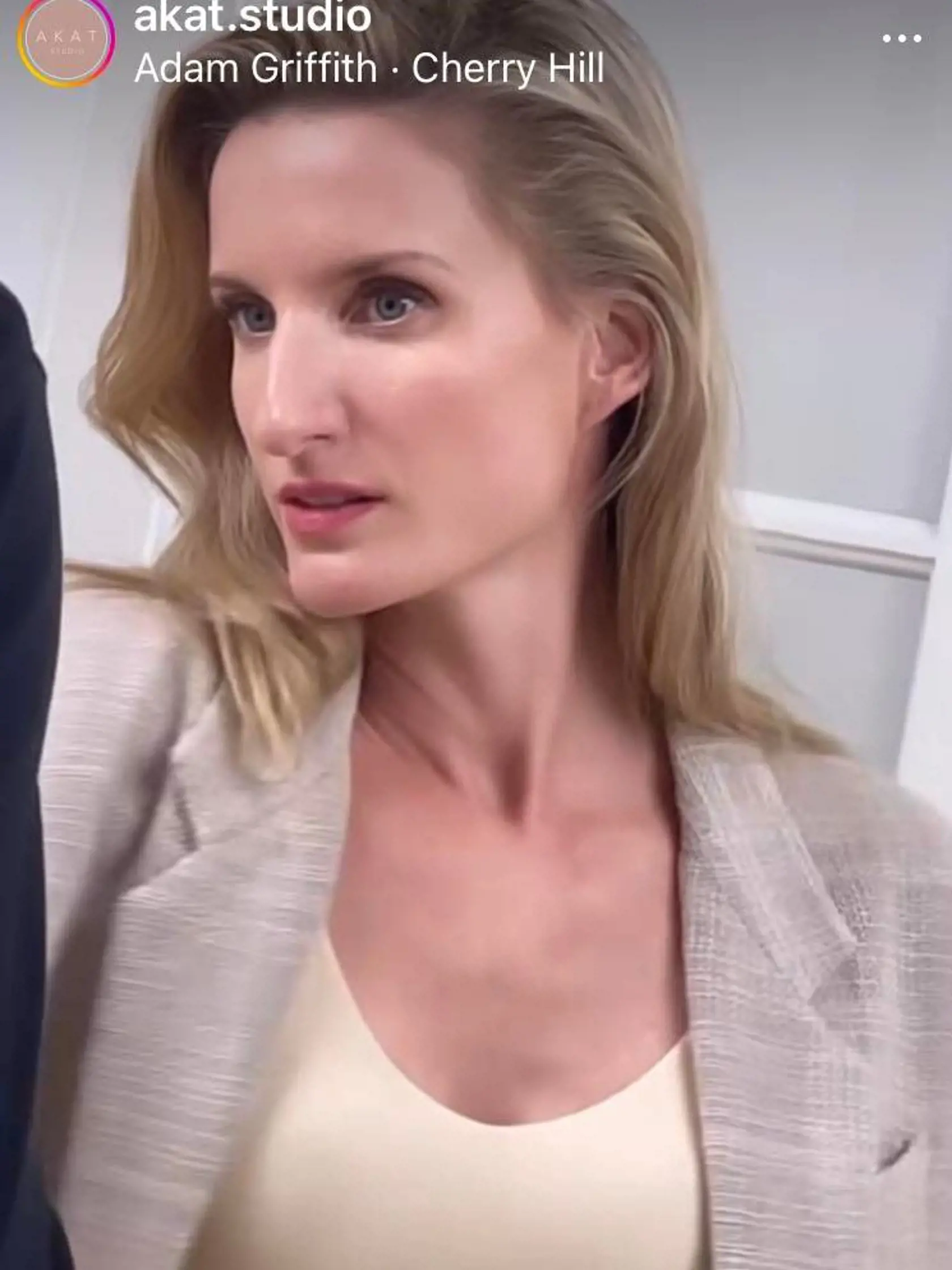 Adela sa zahrala na modelku. Vinczeová ukázala svetlú podprsenku.