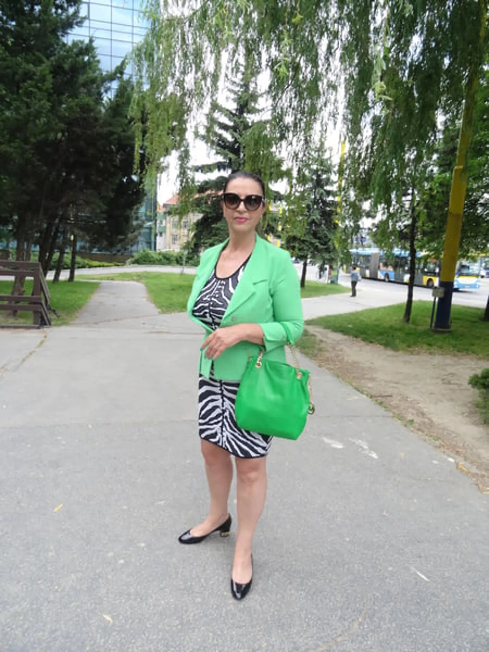 Nora  Kabrheľová pózuje pri odchode z košického súdu.